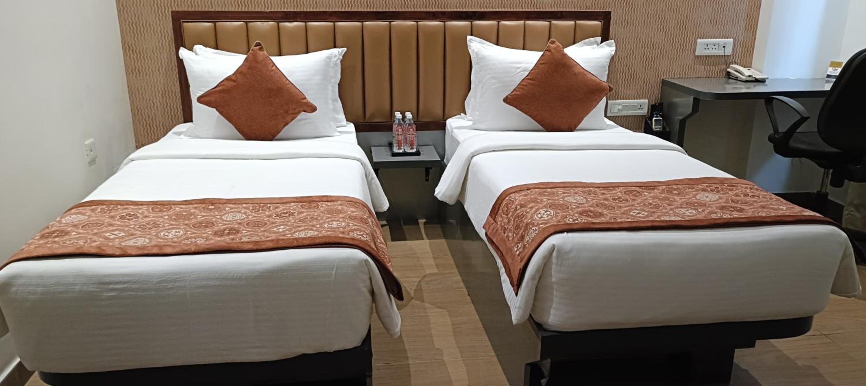 Standard Twin Room - Photo 3