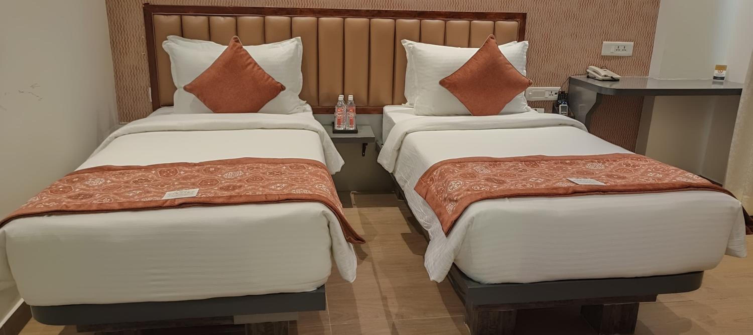 Standard Twin Room - Photo 1