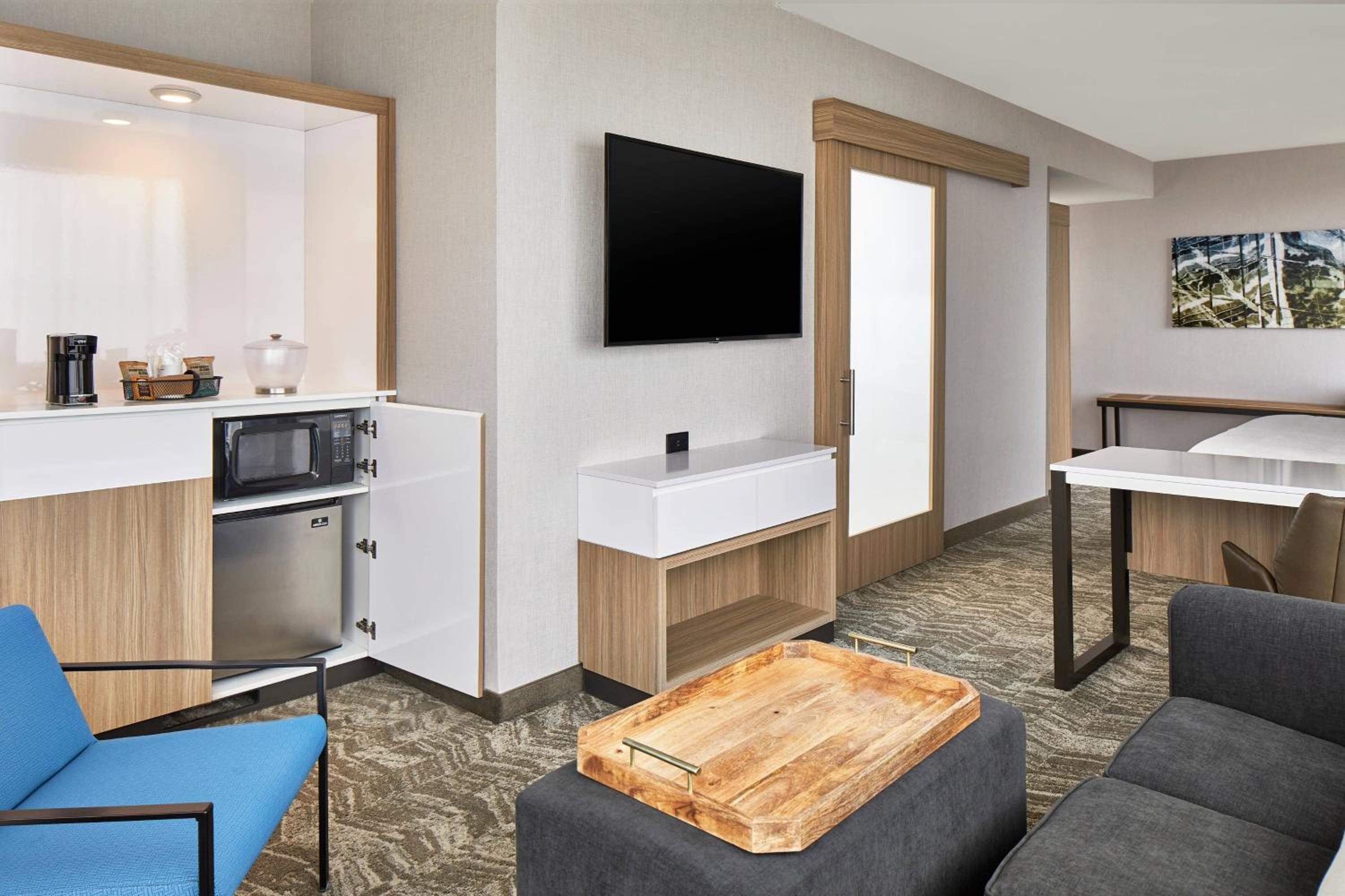 King Corner Suite with Sofa Bed - Photo 7