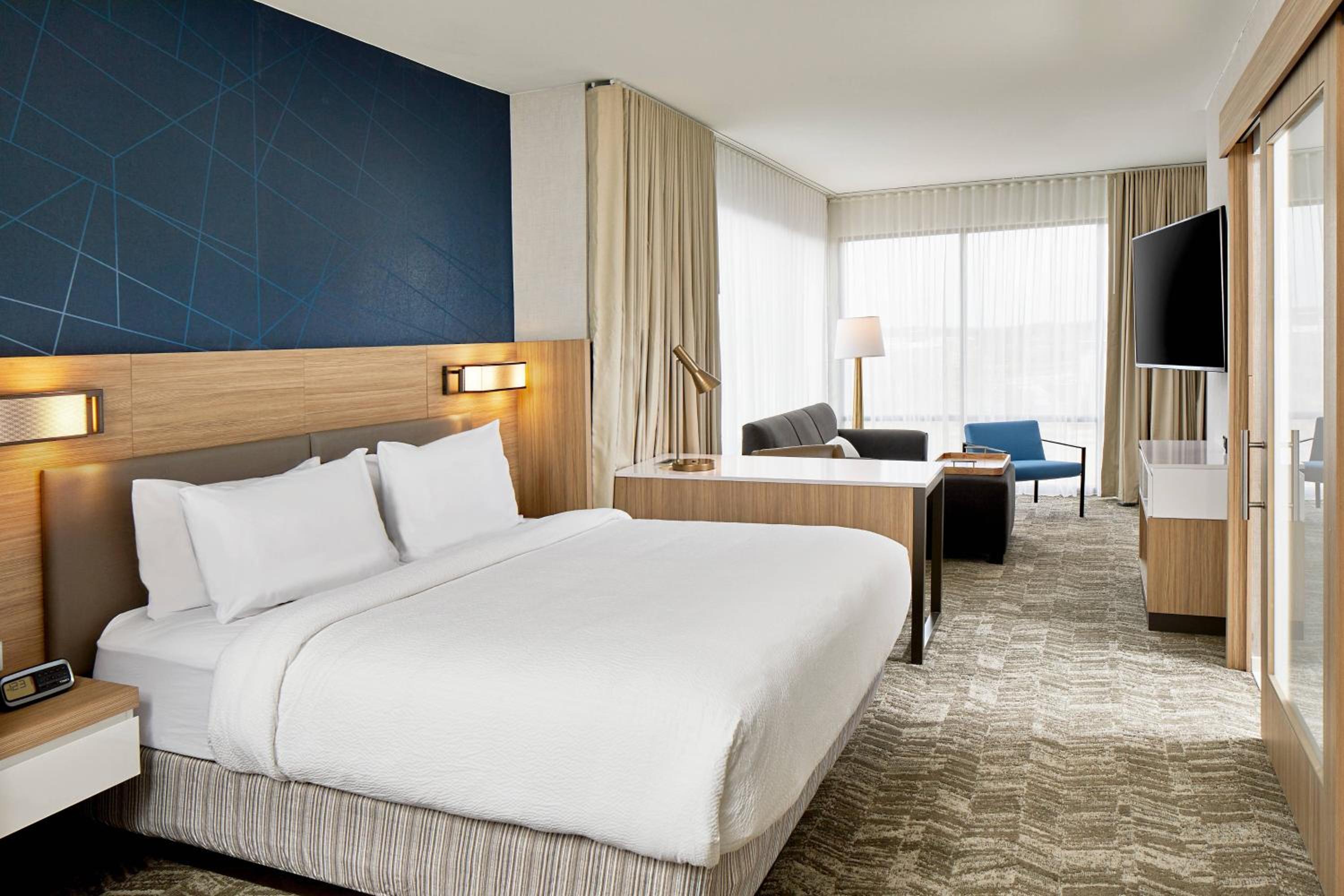 King Corner Suite with Sofa Bed - Photo 2