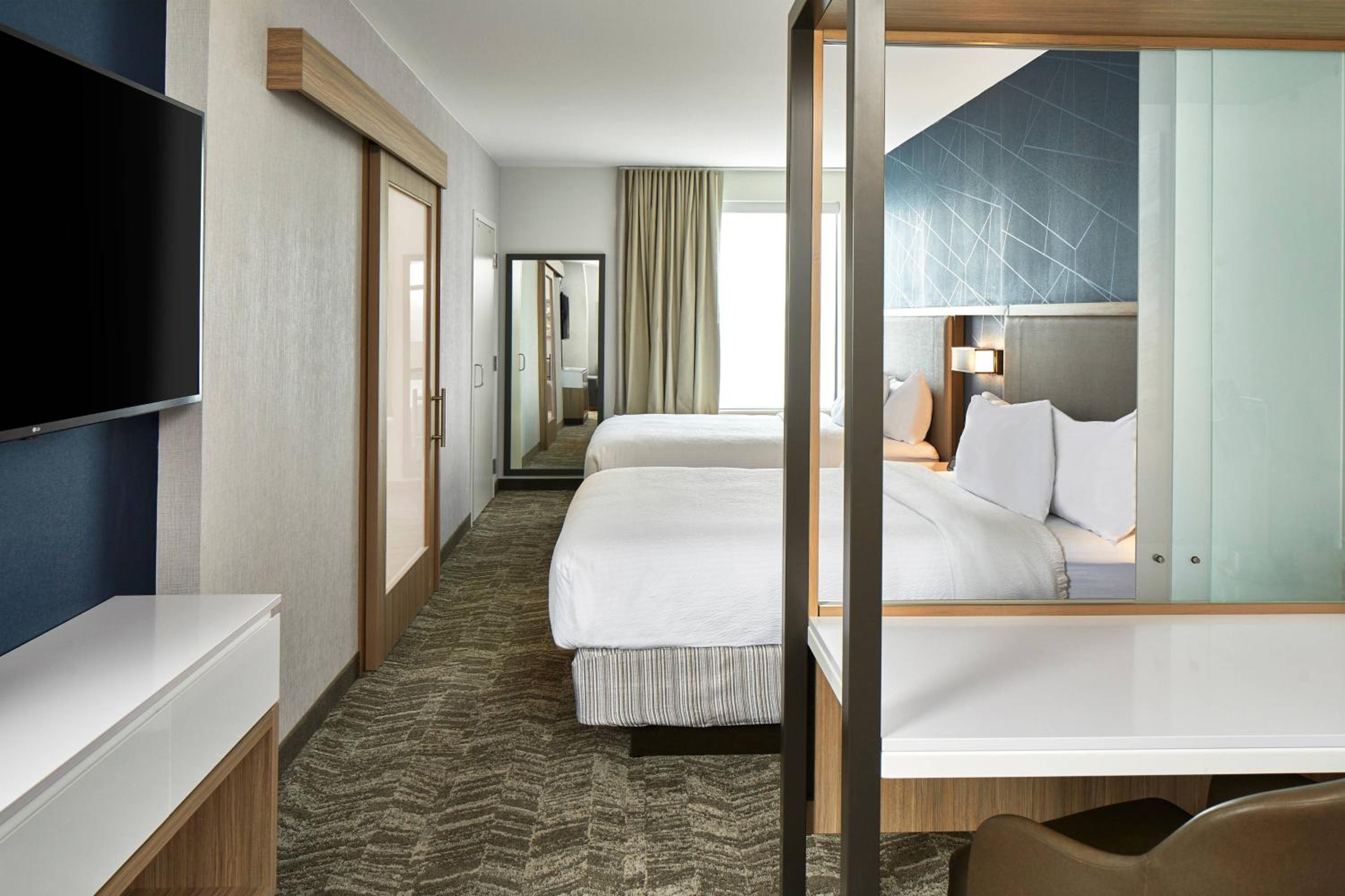 Suite with 2 Queen with Sofa Bed - Photo 3