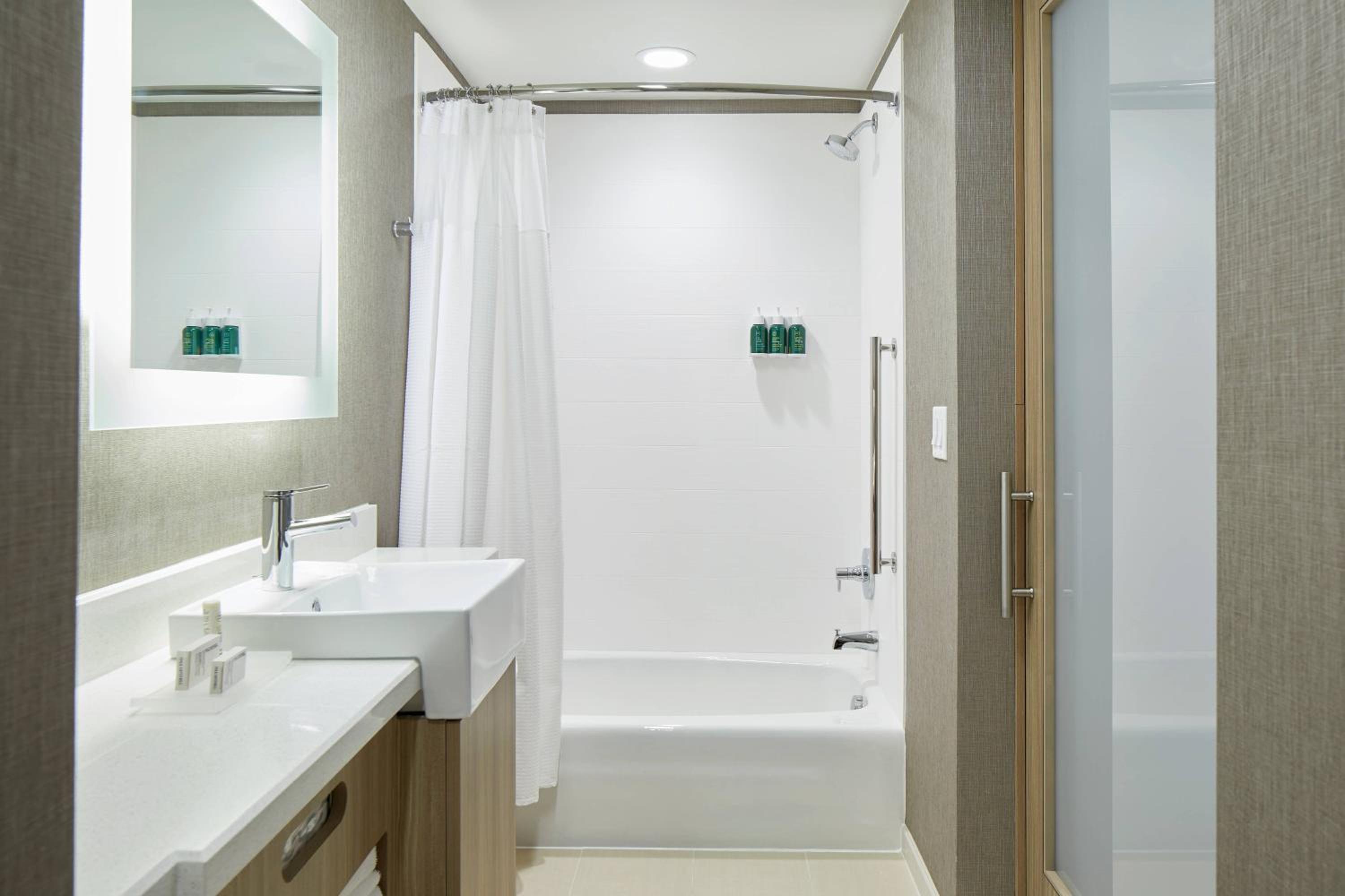 Suite with 2 Queen with Sofa Bed - Photo 6