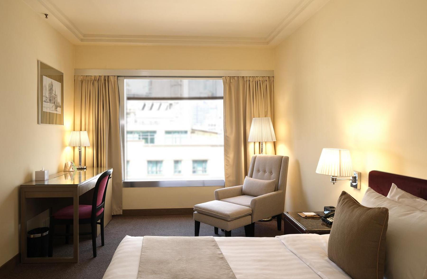 Deluxe King Room with City View (Nonsmoking) photo 3