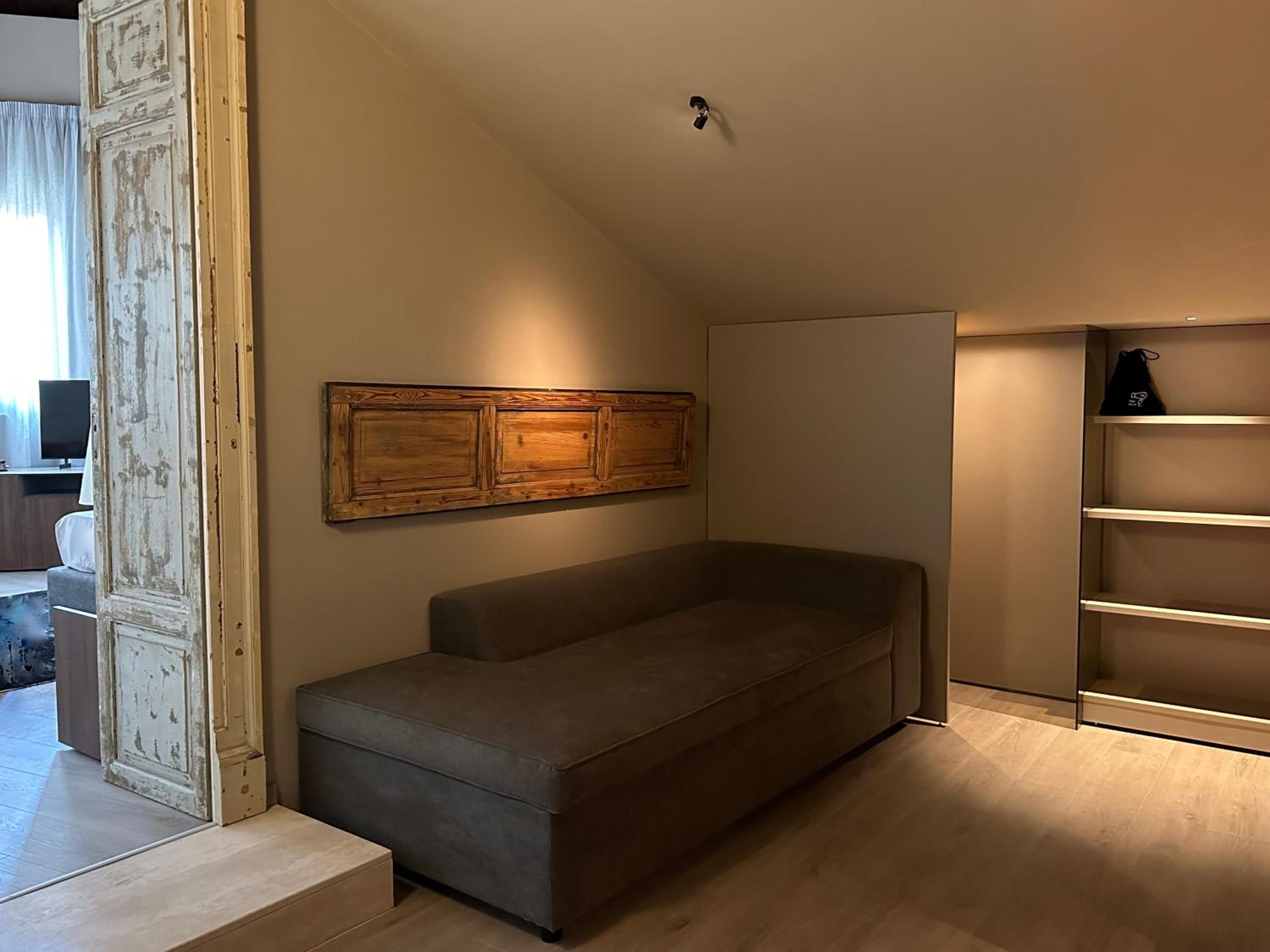 Suite With City View thumbnail 5
