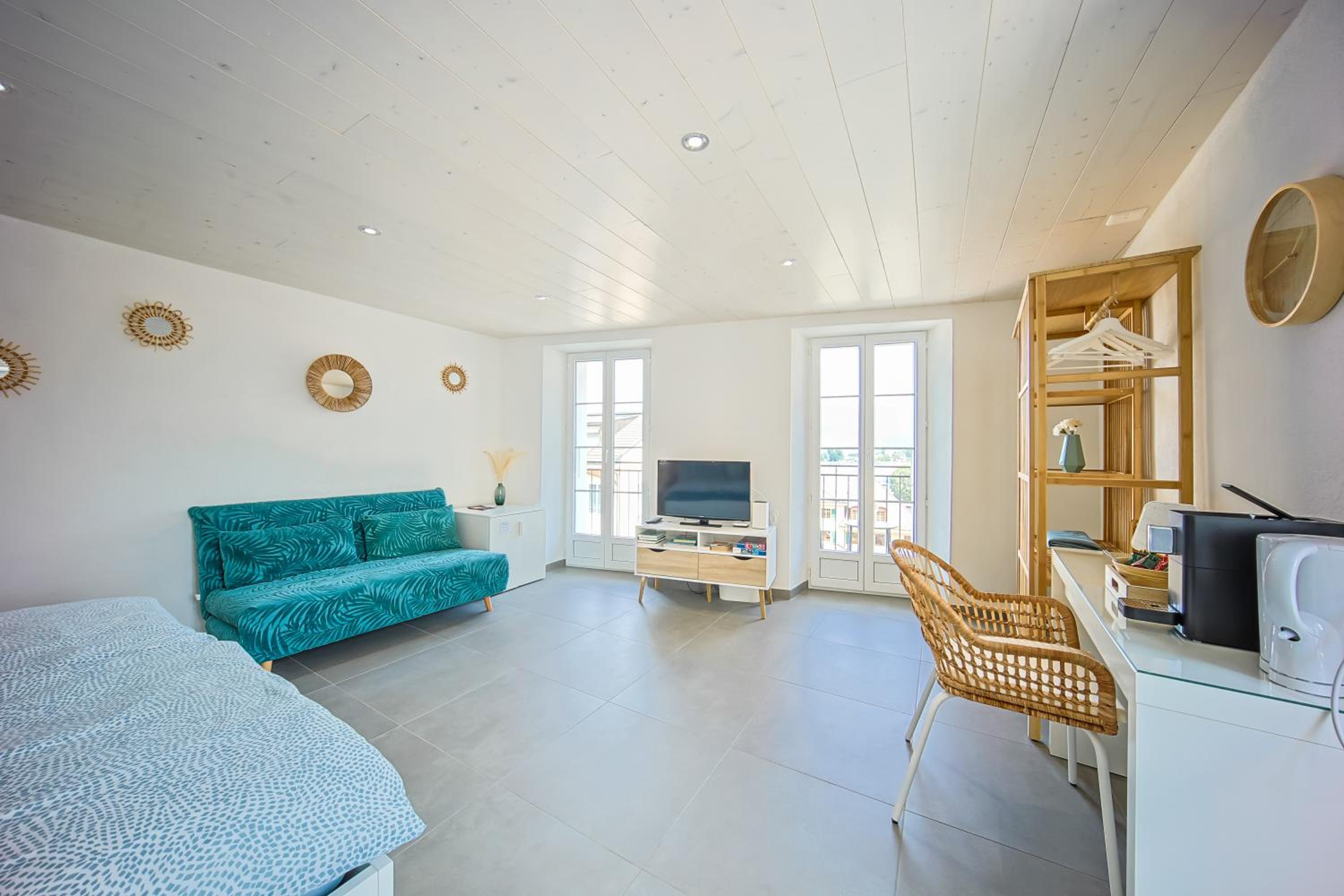 Deluxe Double Room with Balcony - Photo 20