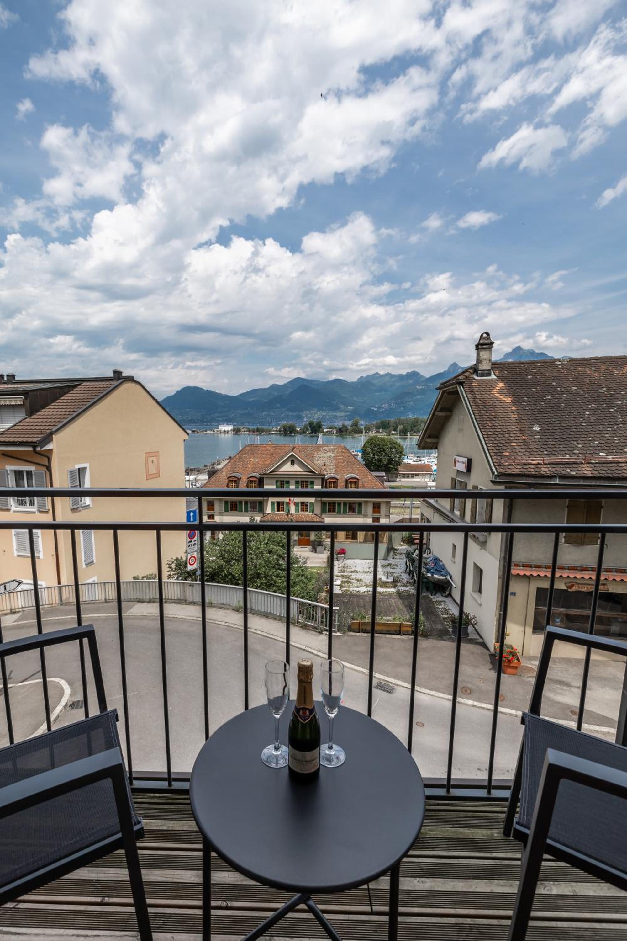 Deluxe Double Room with Balcony - Photo 3