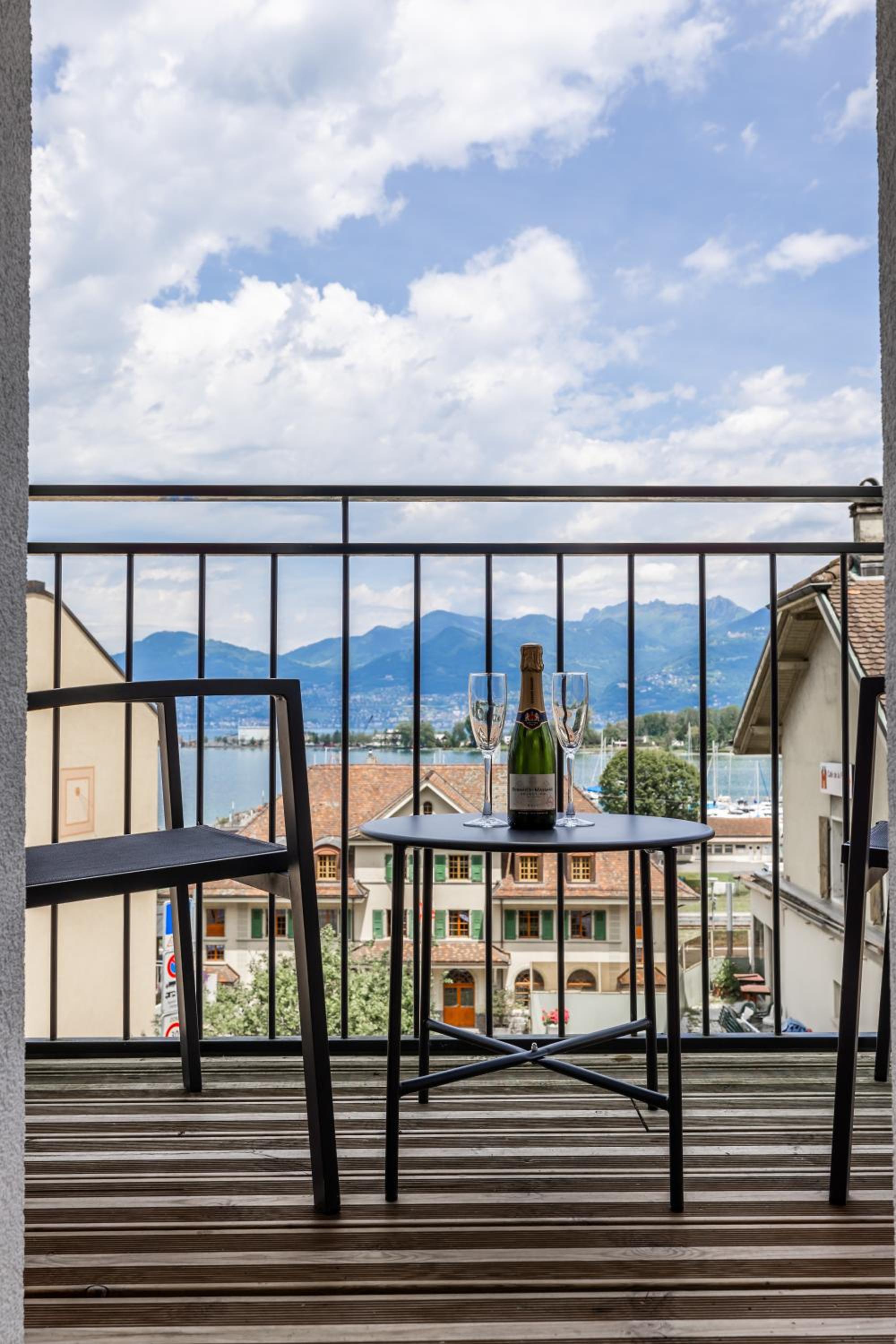 Deluxe Double Room with Balcony - Photo 5