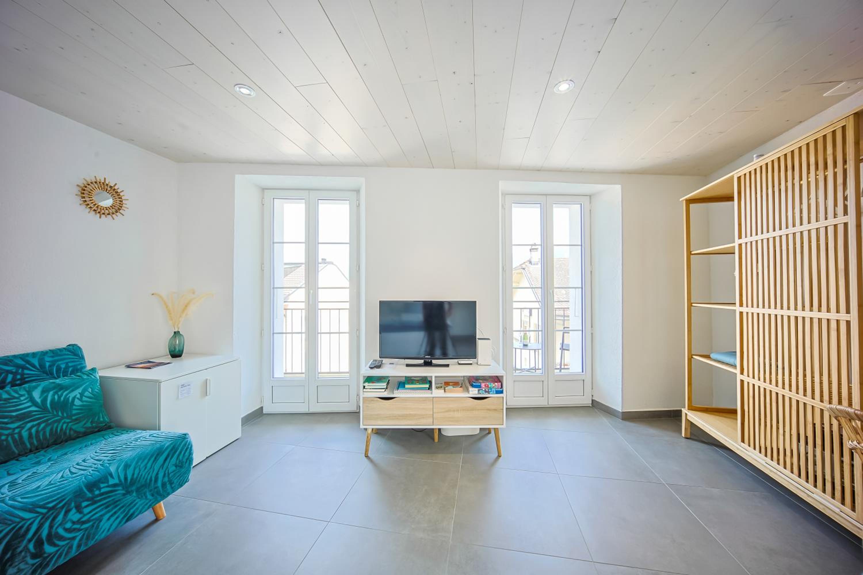 Deluxe Double Room with Balcony - Photo 6