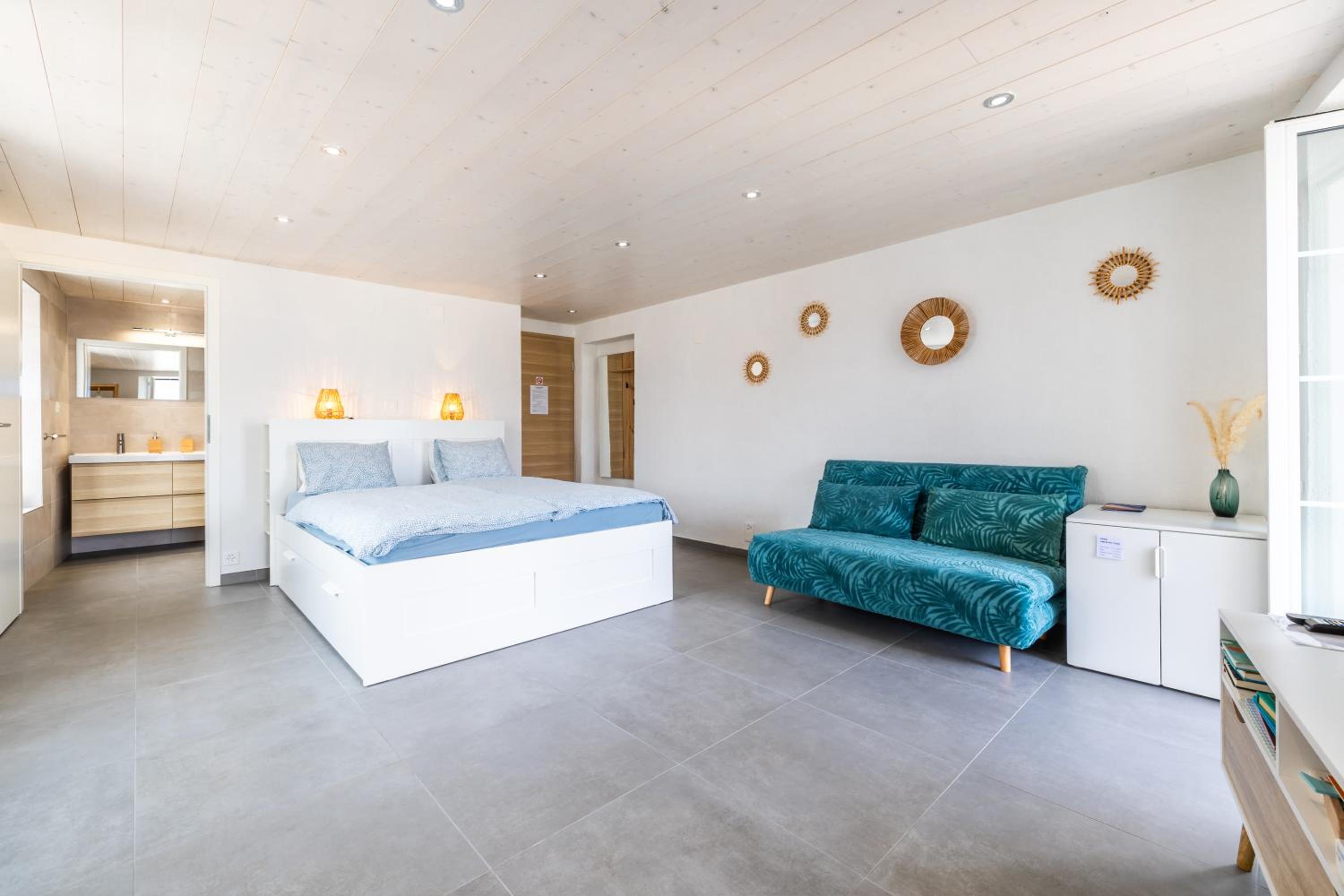 Deluxe Double Room with Balcony - Photo 9