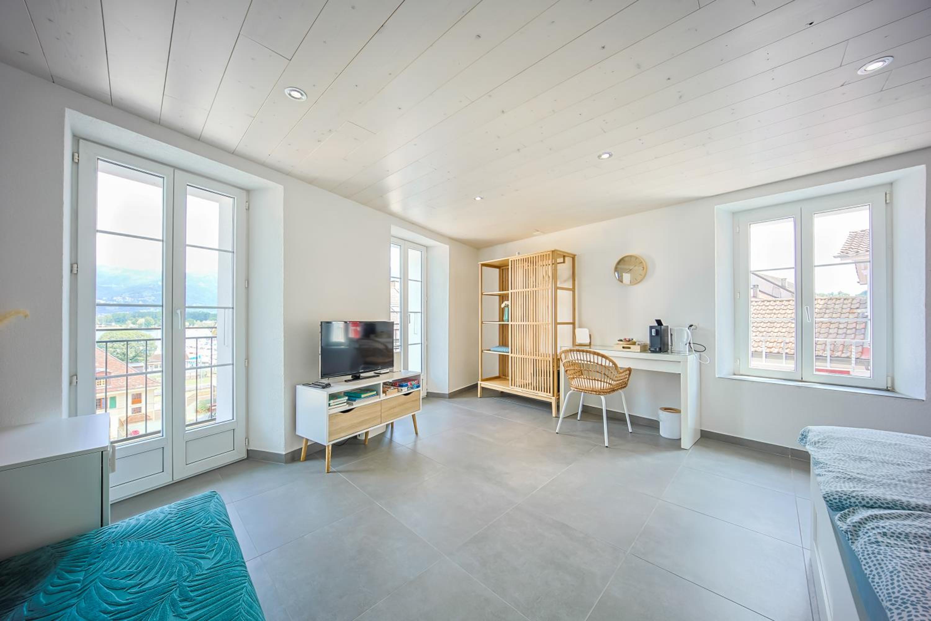 Deluxe Double Room with Balcony - Photo 14