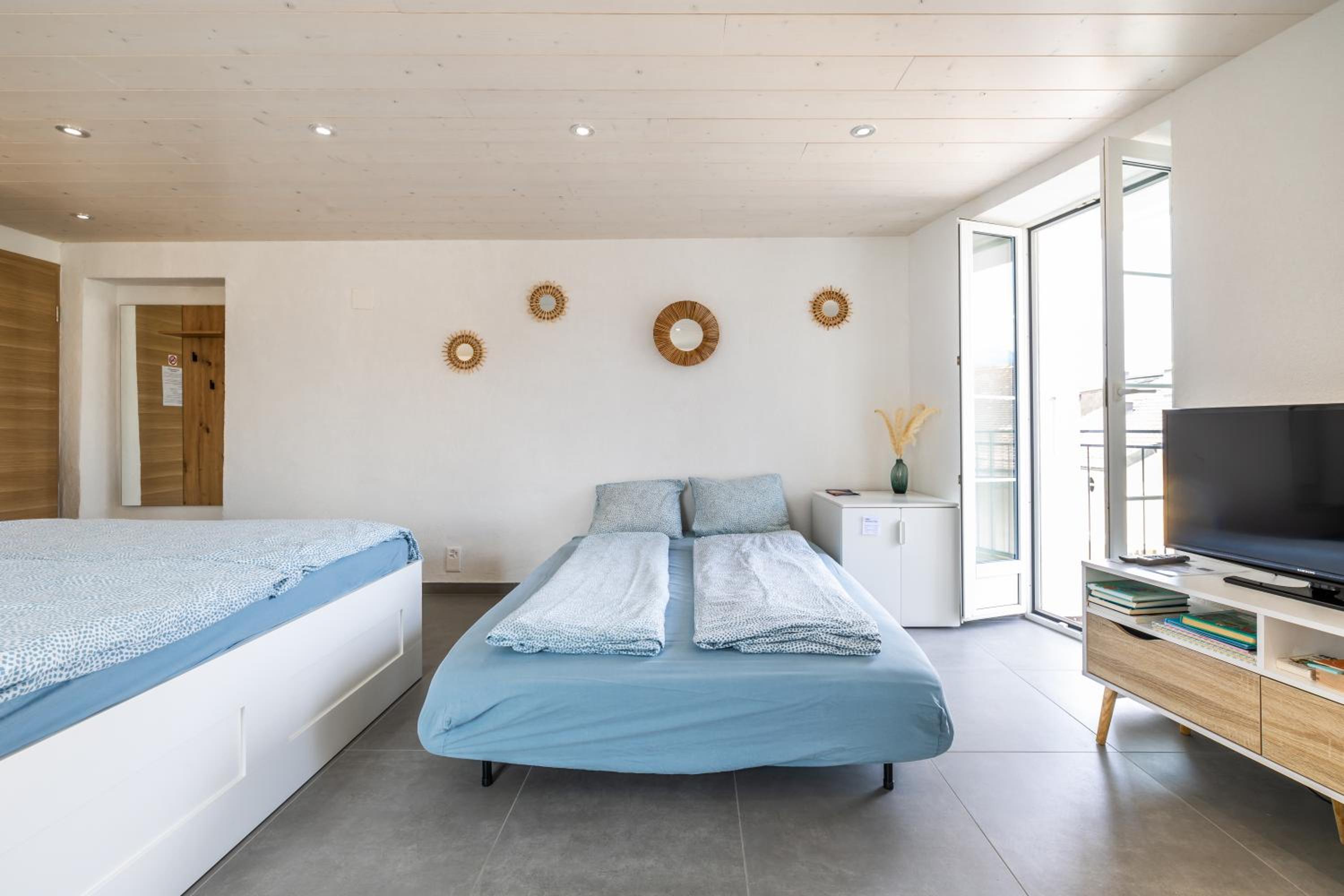 Deluxe Double Room with Balcony - Photo 7