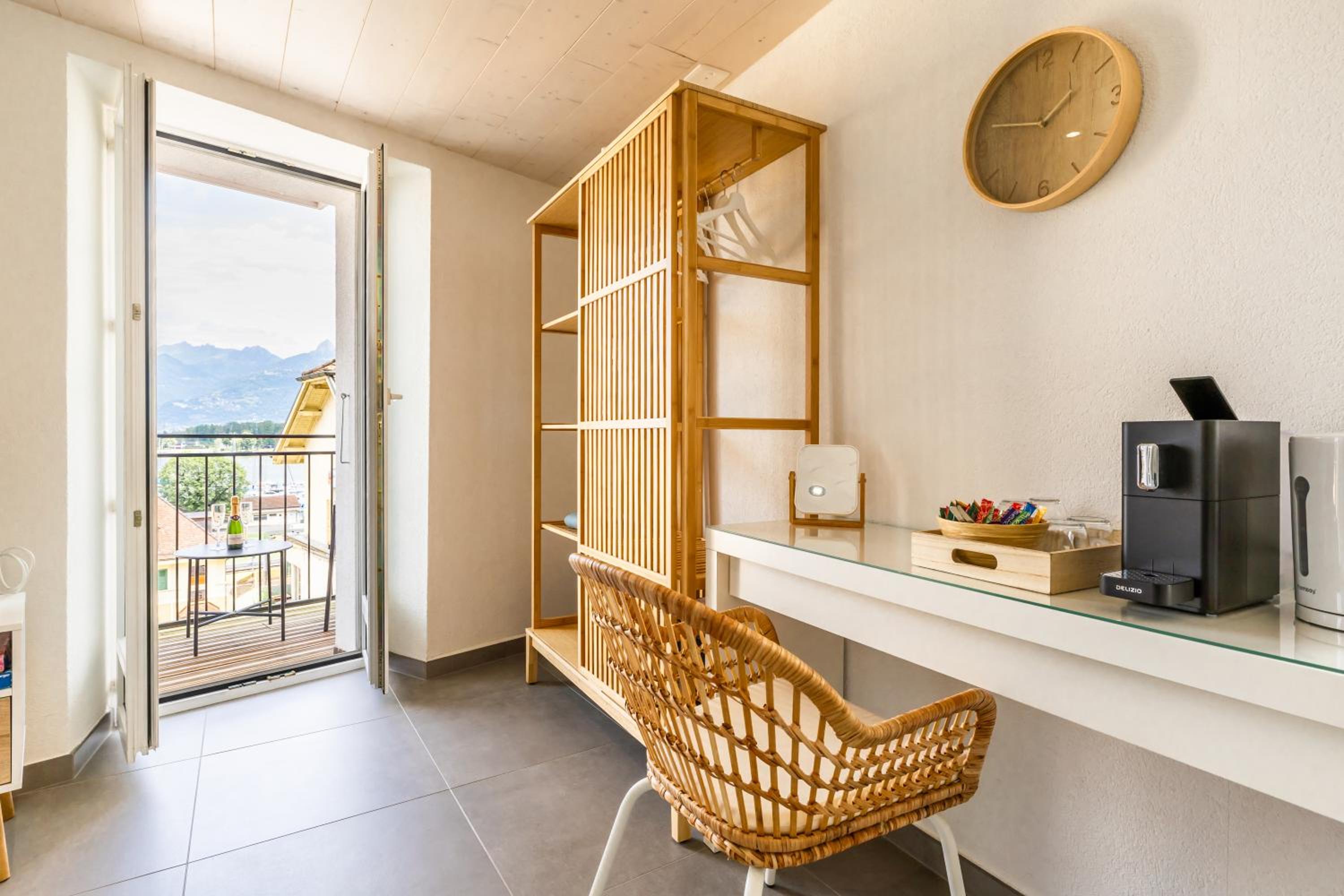 Deluxe Double Room with Balcony - Photo 15