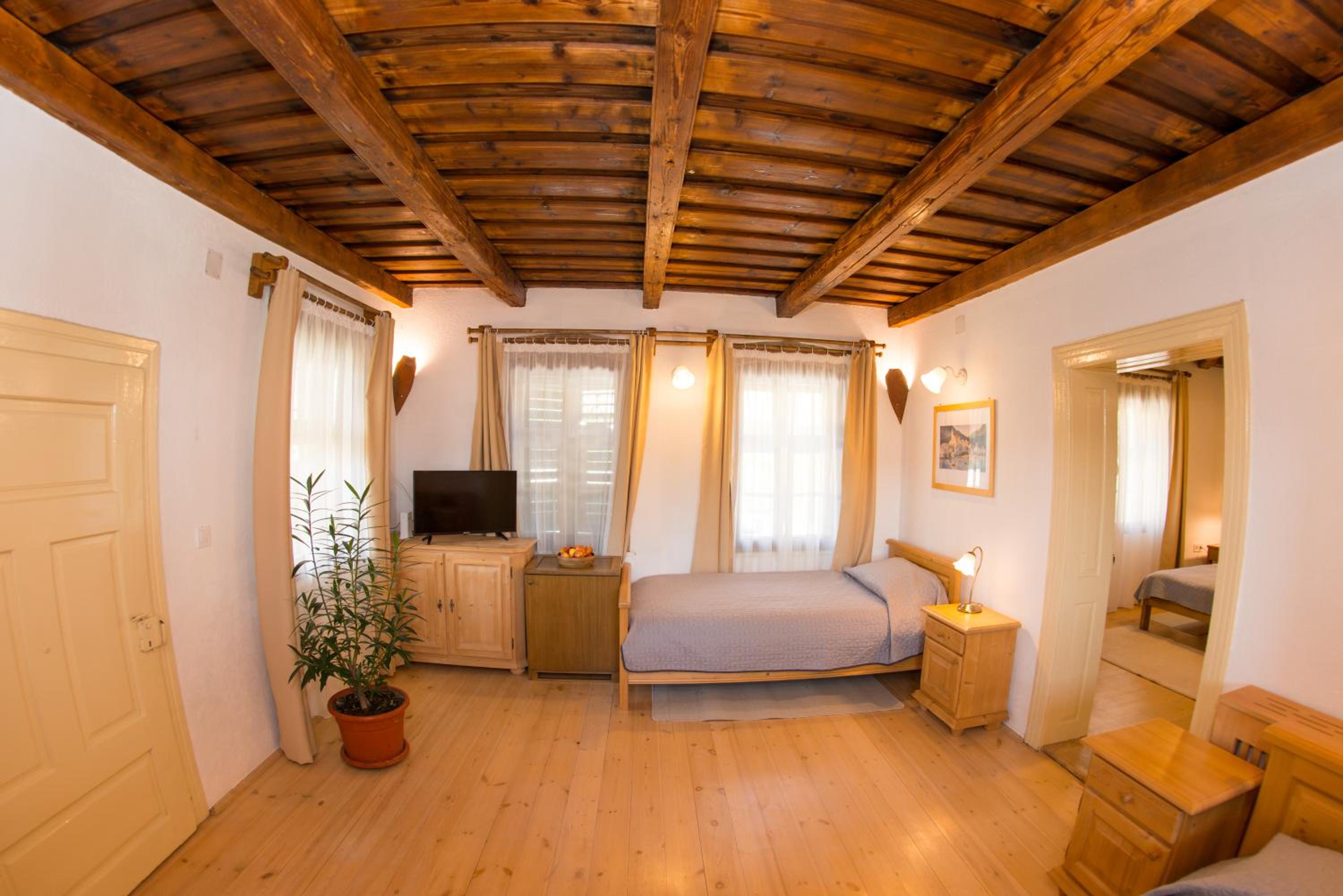 King Suite with Balcony photo 3