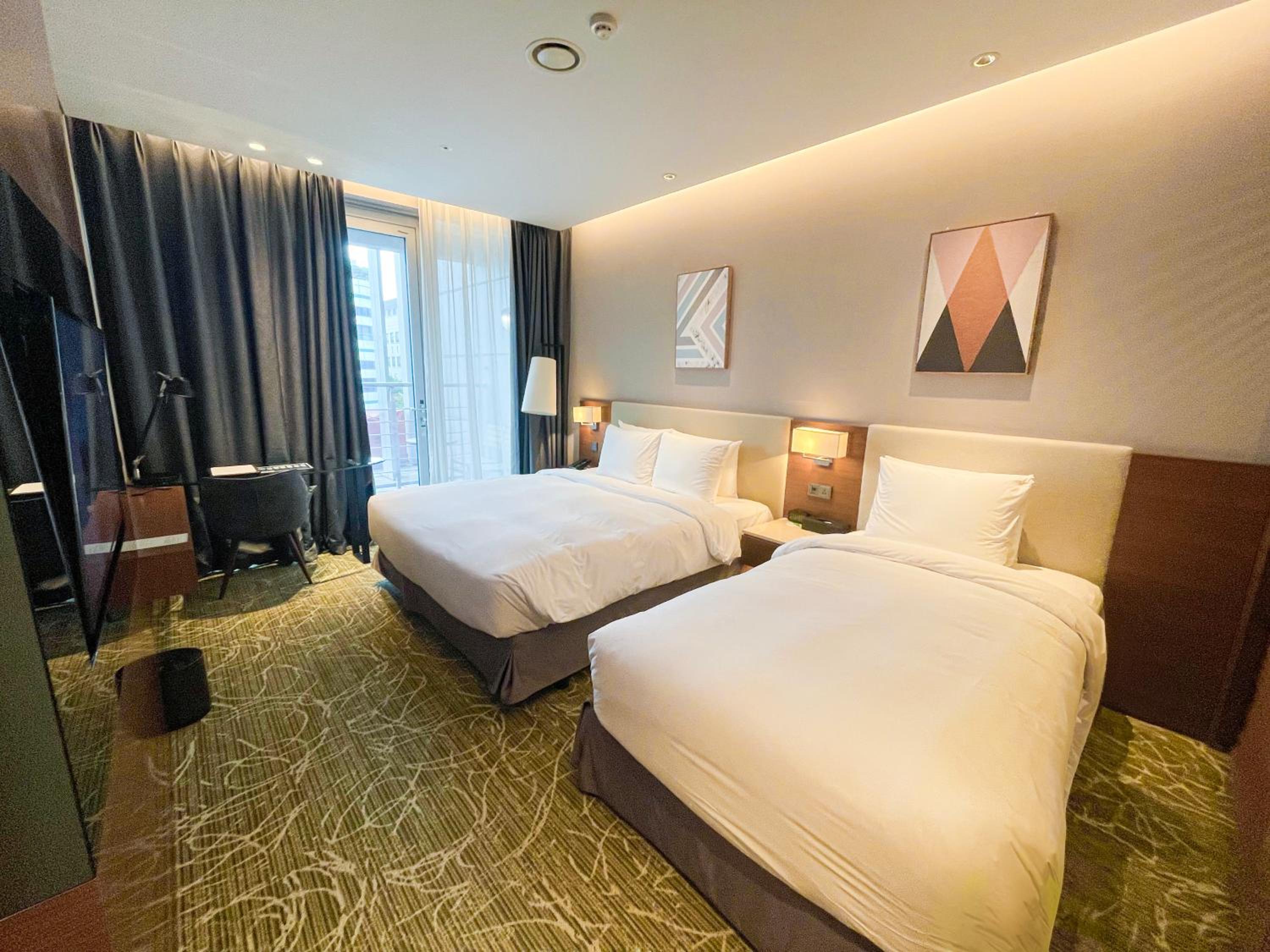 [My Holiday Pkg] Balcony Deluxe Twin Room With Cgv Movie Ticket*1 + Can Beer*2 + Snack*1 + Late Check Out Til 13:00