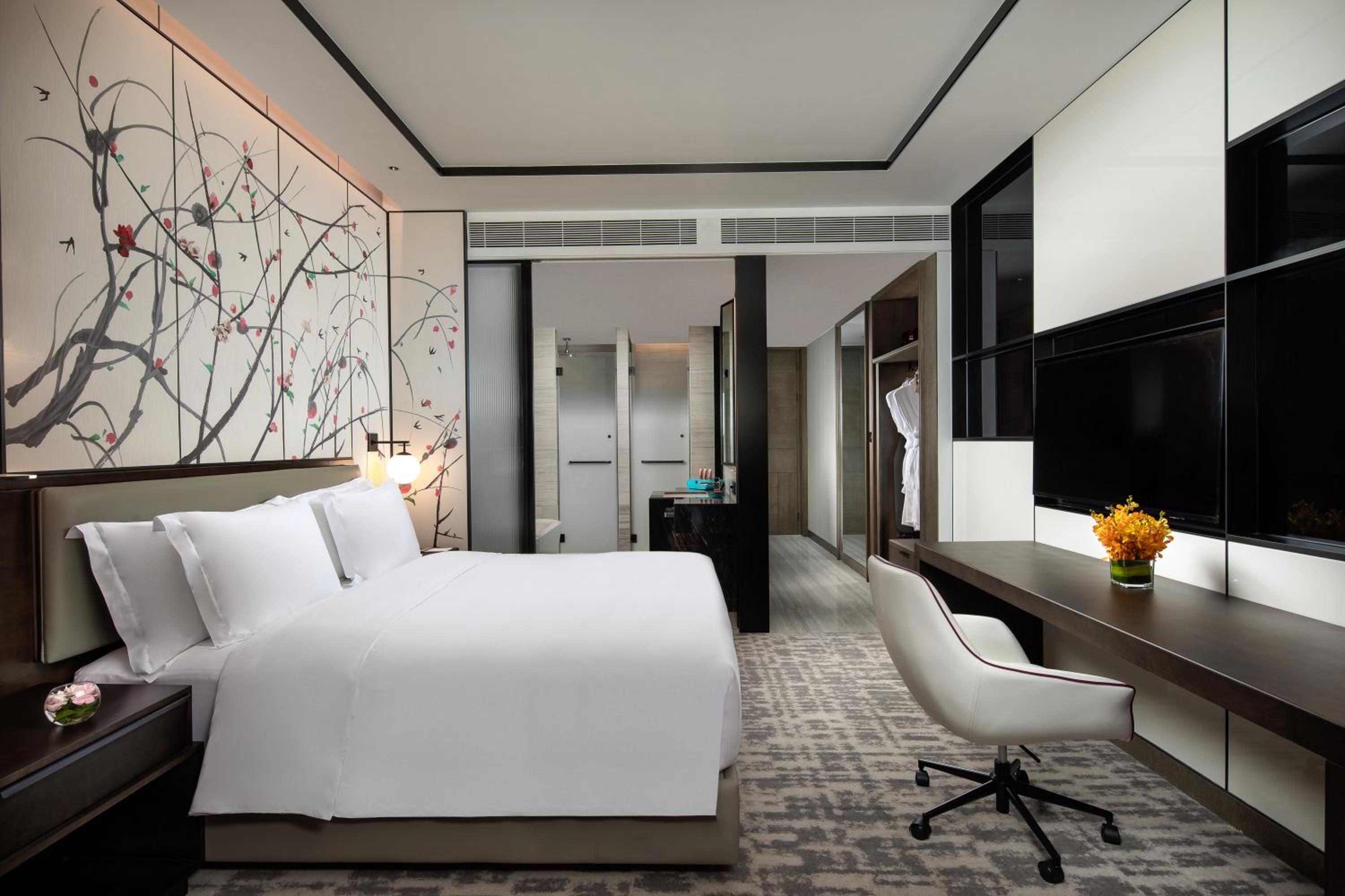 Standard King Room with Courtyard View - Photo 2