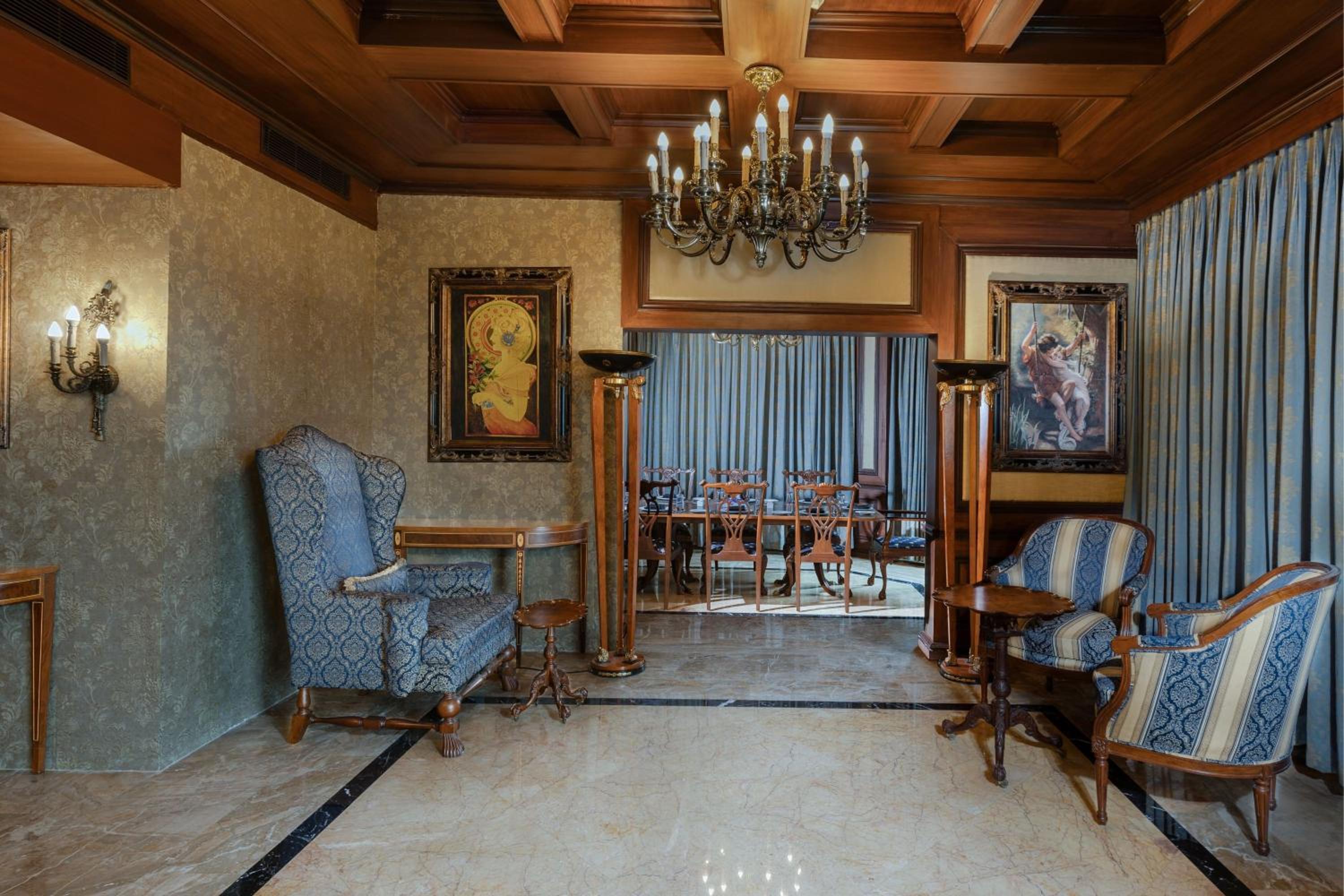 Presidential Suite With Club Lounge Access & 2 Way Airport Transfer