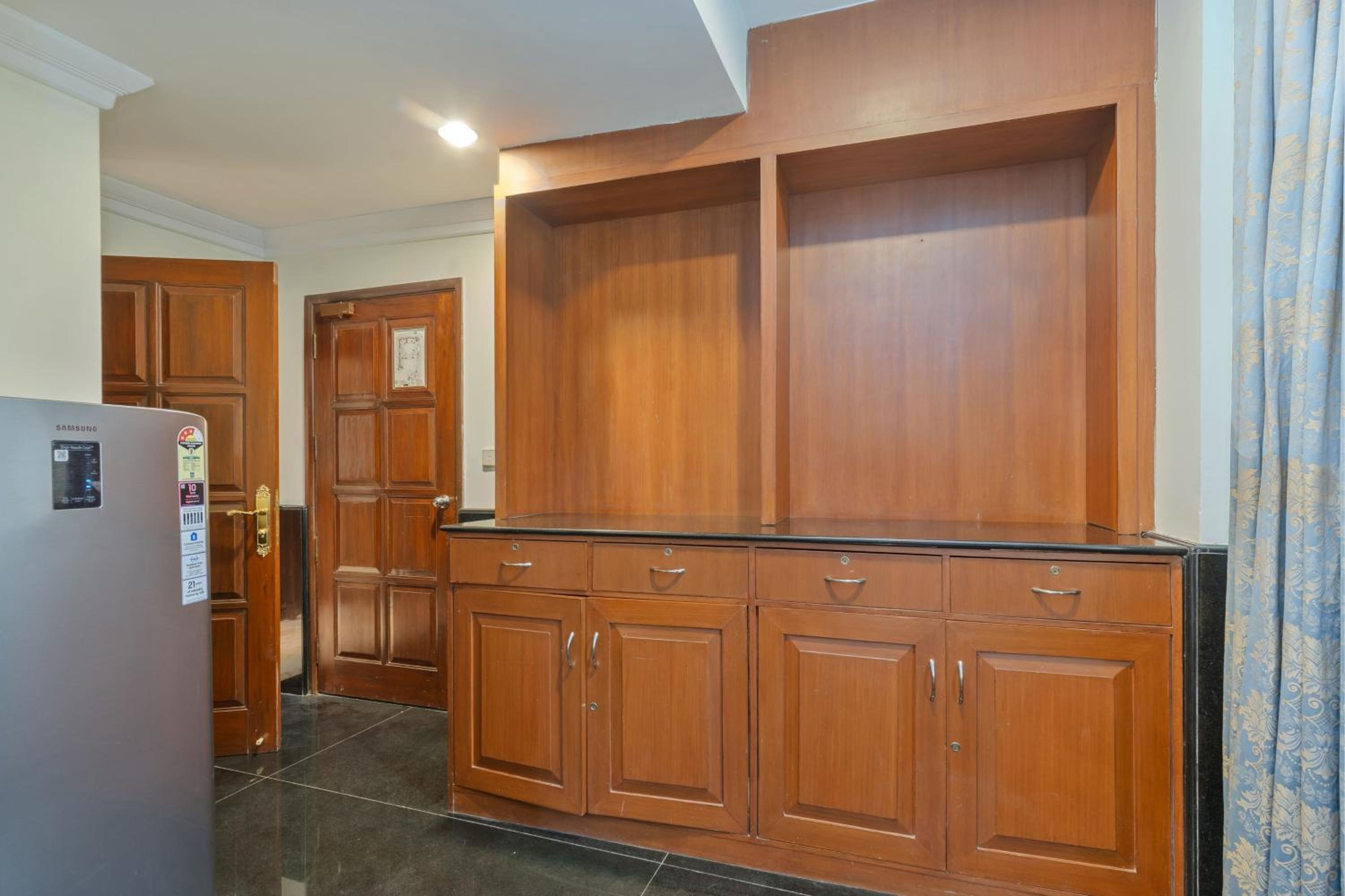 Presidential Suite With Club Lounge Access & 2 Way Airport Transfer