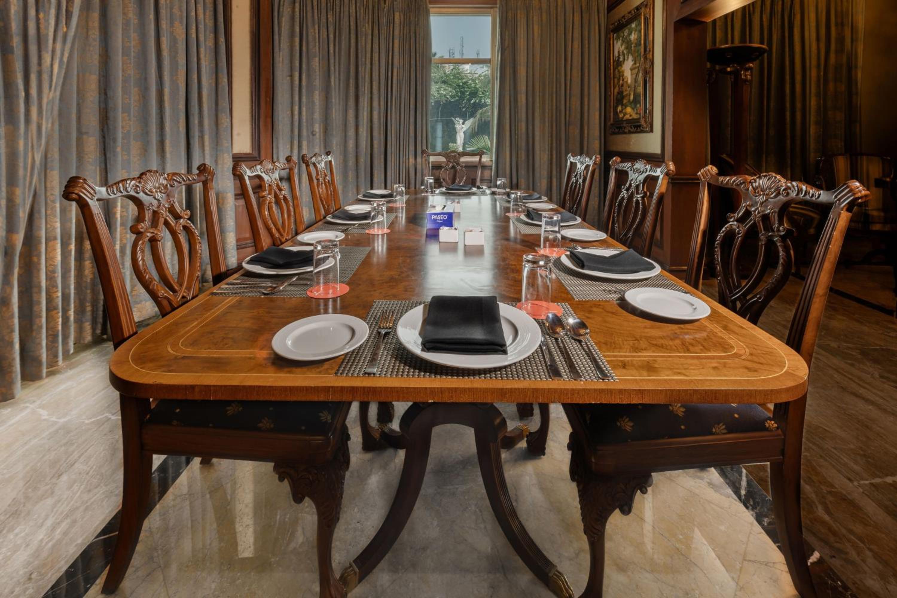 Presidential Suite With Club Lounge Access & 2 Way Airport Transfer