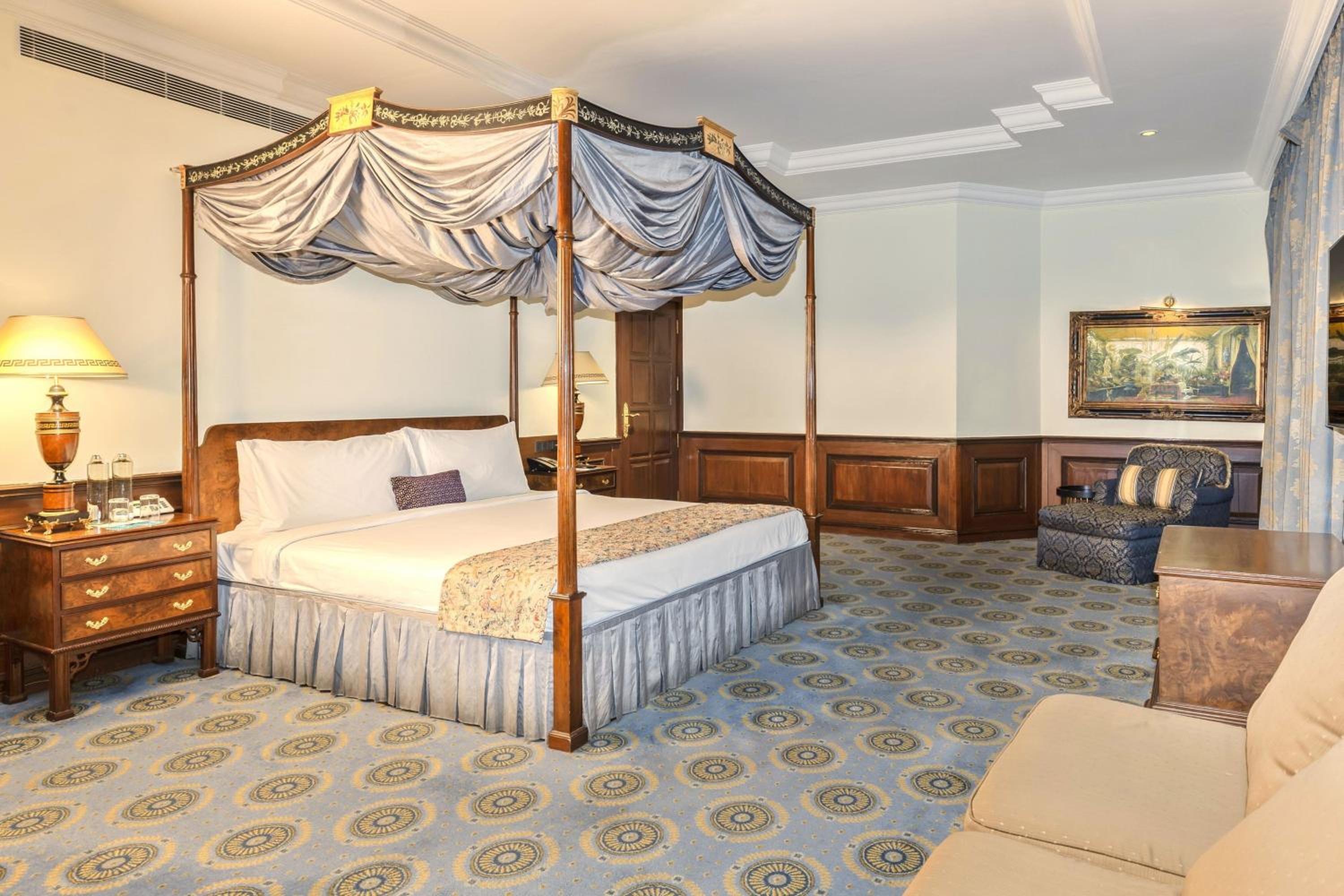 Presidential Suite With Club Lounge Access & 2 Way Airport Transfer