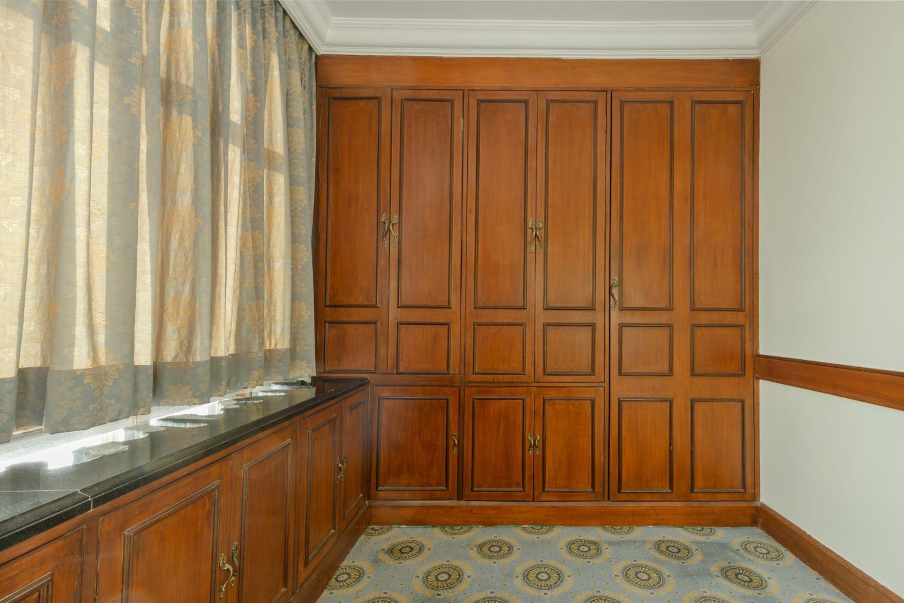 Presidential Suite With Club Lounge Access & 2 Way Airport Transfer