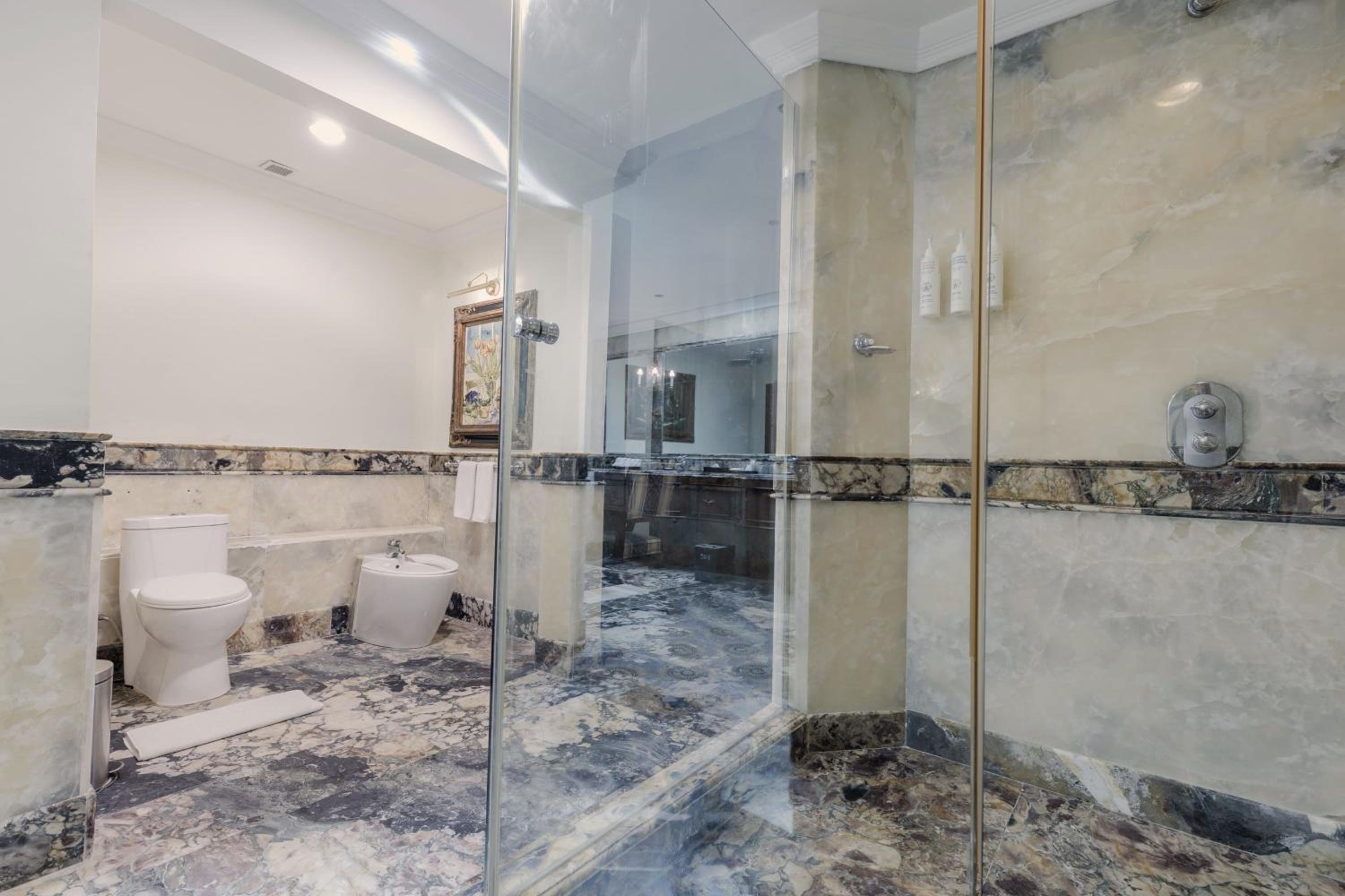 Presidential Suite With Club Lounge Access & 2 Way Airport Transfer photo