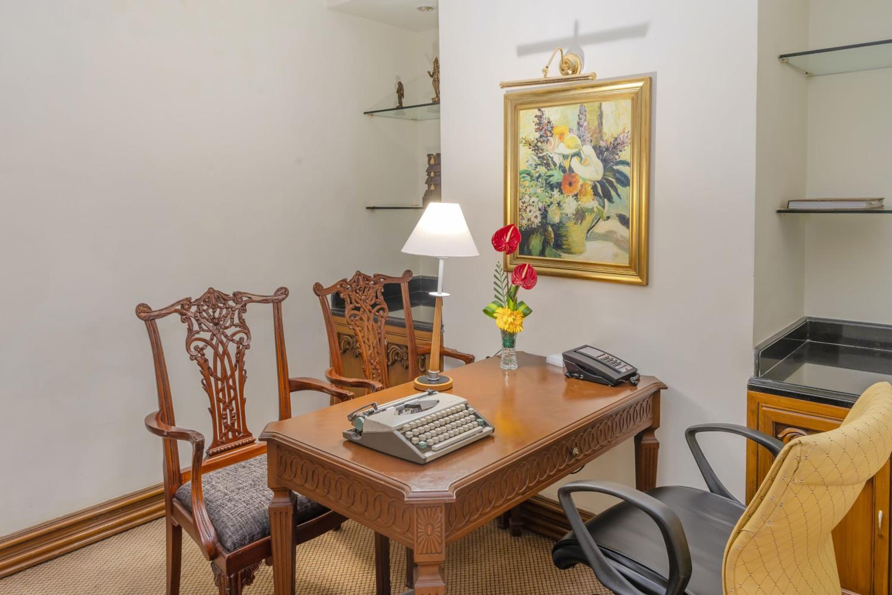 Royal Suite With Club Lounge Access & 2 Way Airport Transfer
