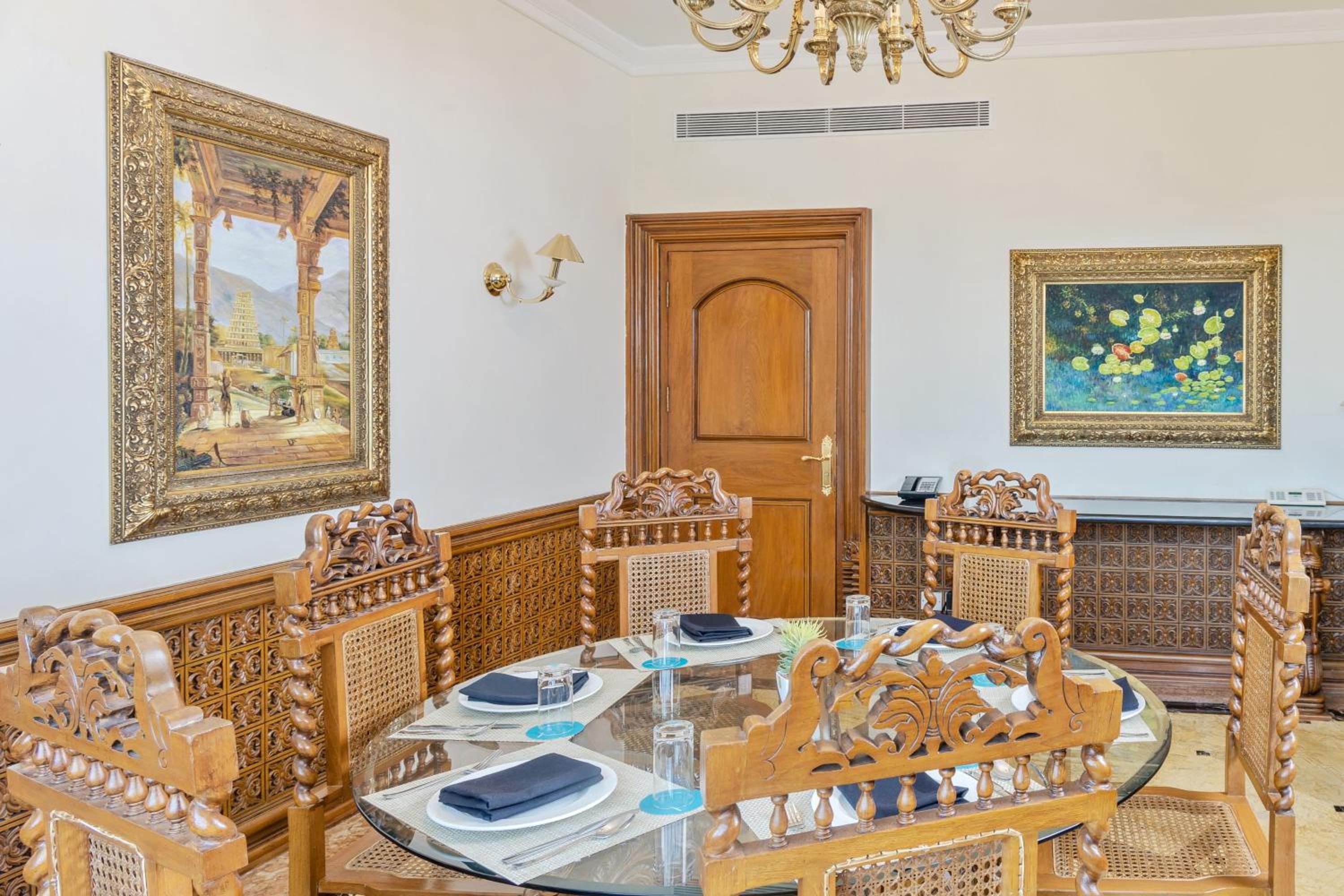 Royal Suite With Club Lounge Access & 2 Way Airport Transfer