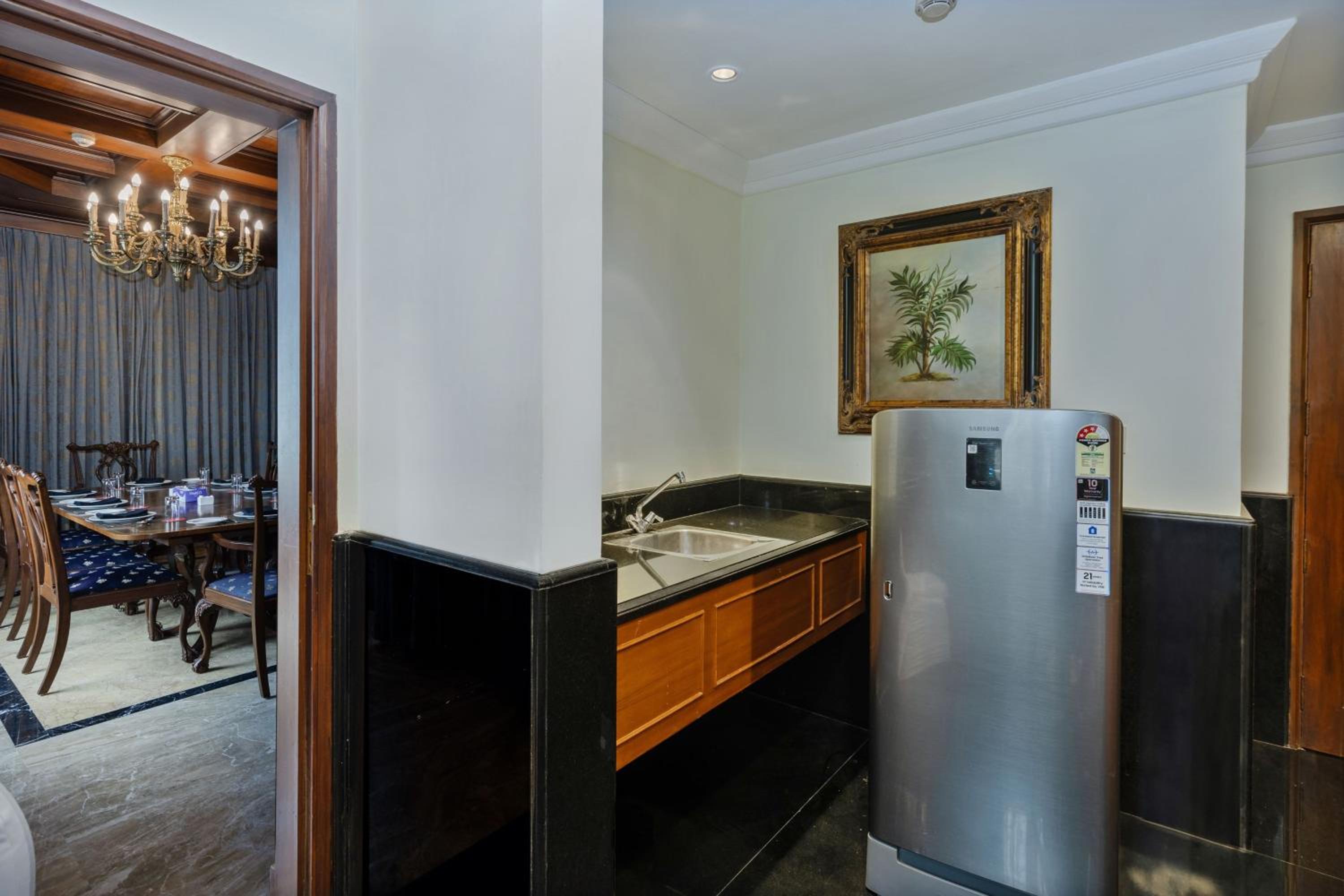 Presidential Suite With Club Lounge Access & 2 Way Airport Transfer