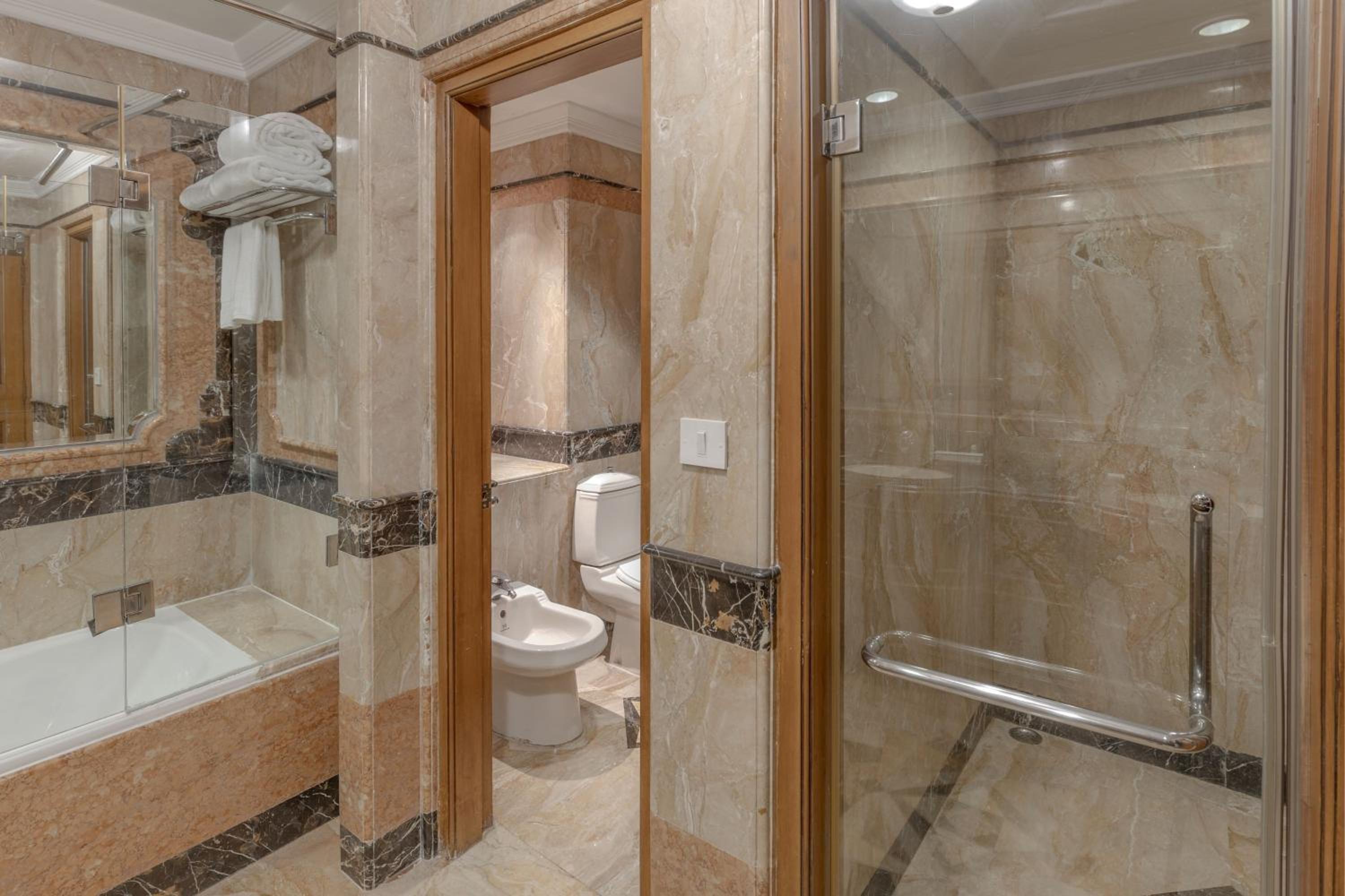 Royal Suite With Club Lounge Access & 2 Way Airport Transfer