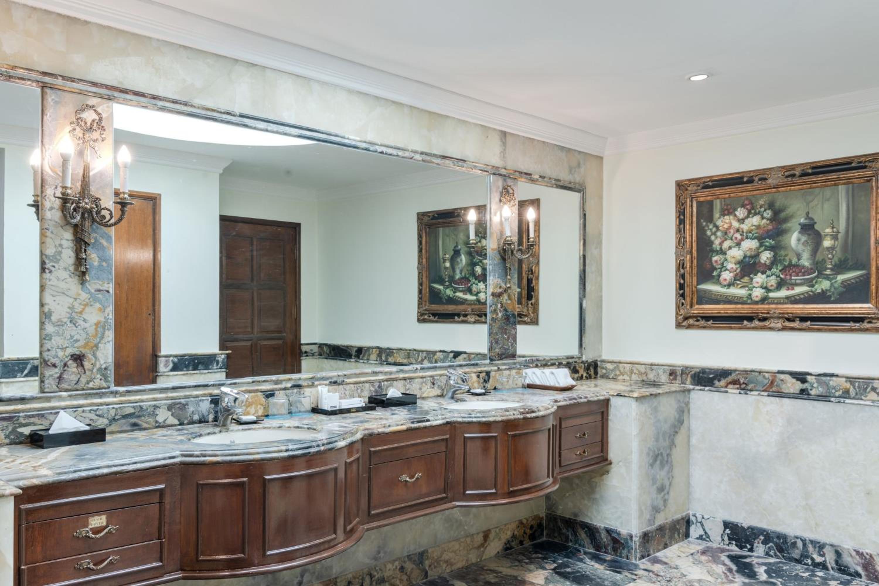 Presidential Suite With Club Lounge Access & 2 Way Airport Transfer