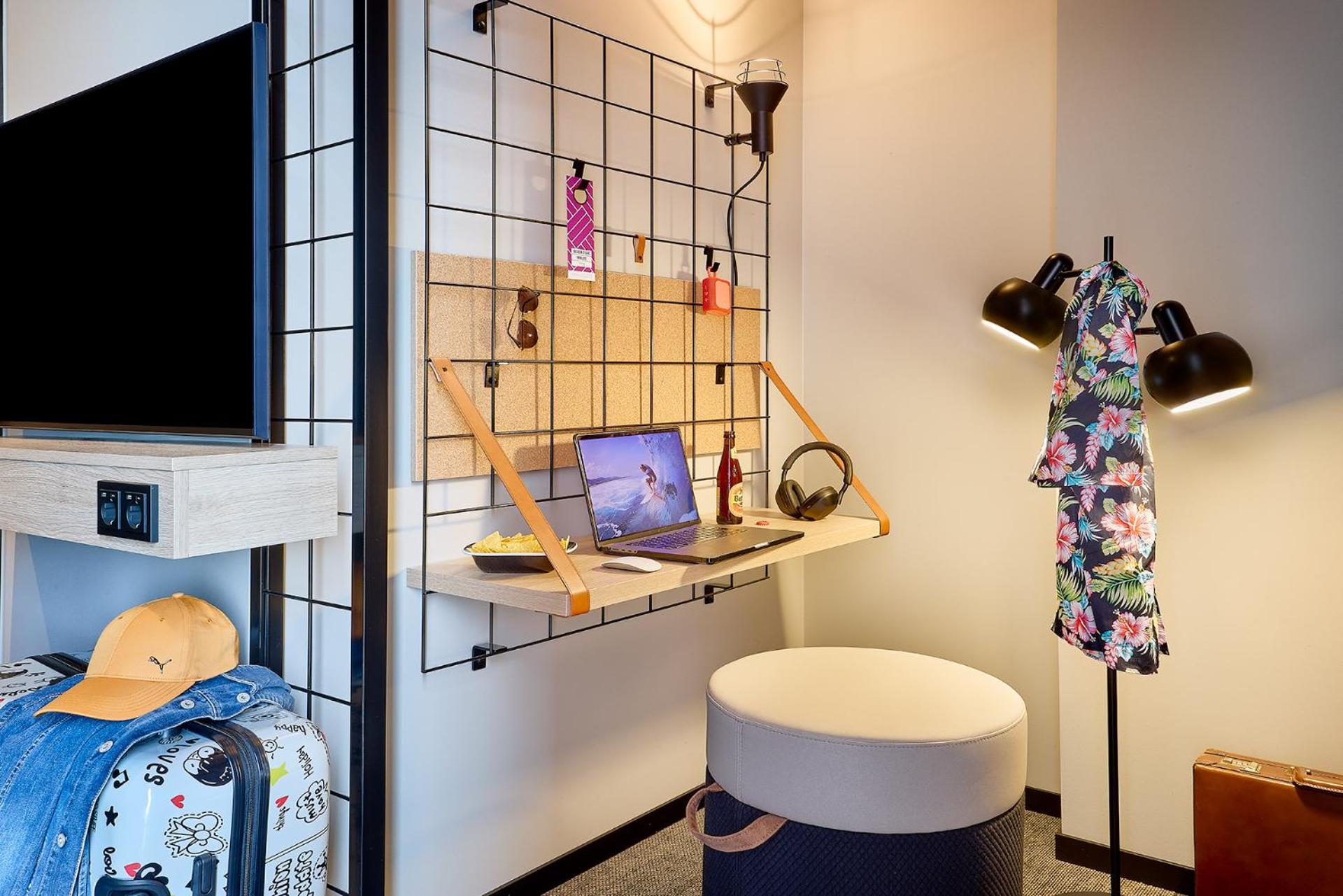 Moxy Curve Queen Room photo 2