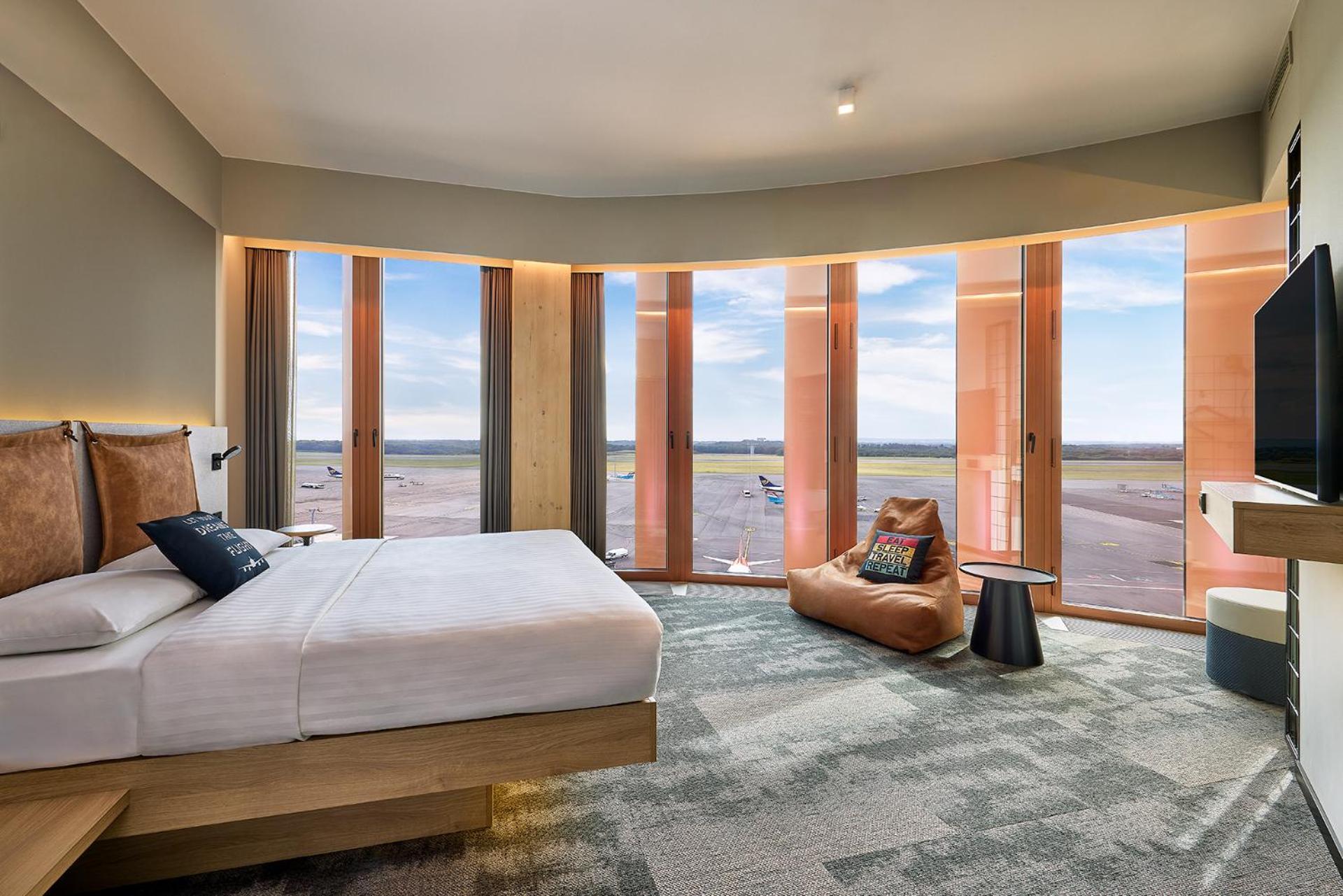 Moxy Curve Queen Room photo 1