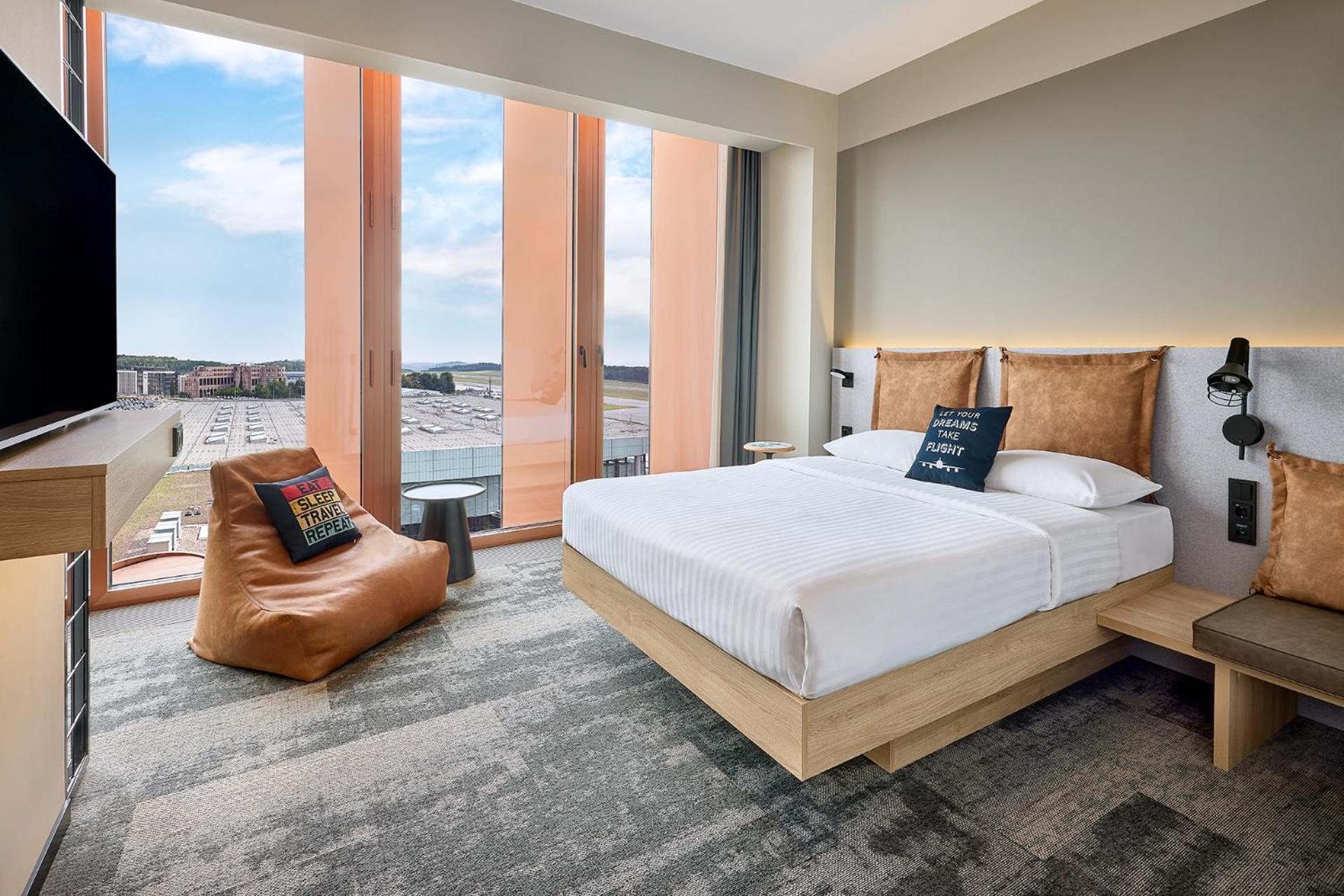 Standard Queen Room with City View photo 2