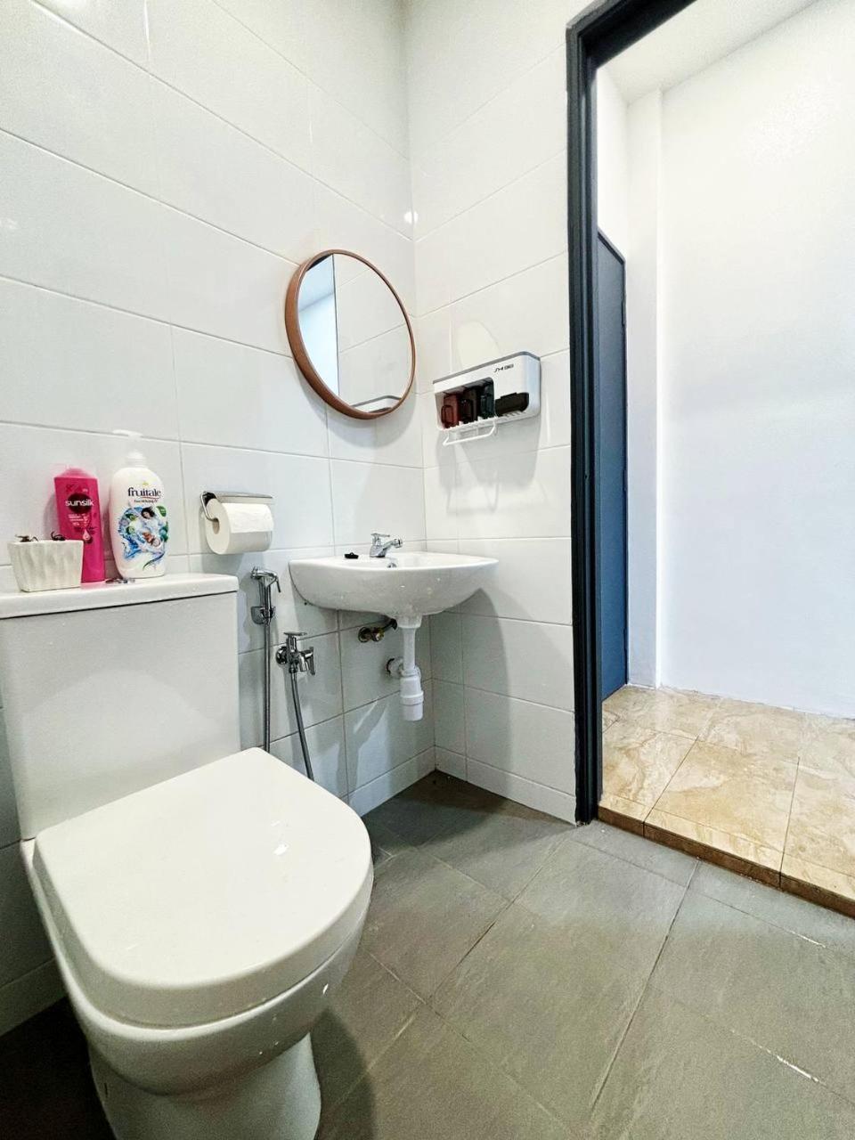 Twin Room with Private Bathroom - Photo 7