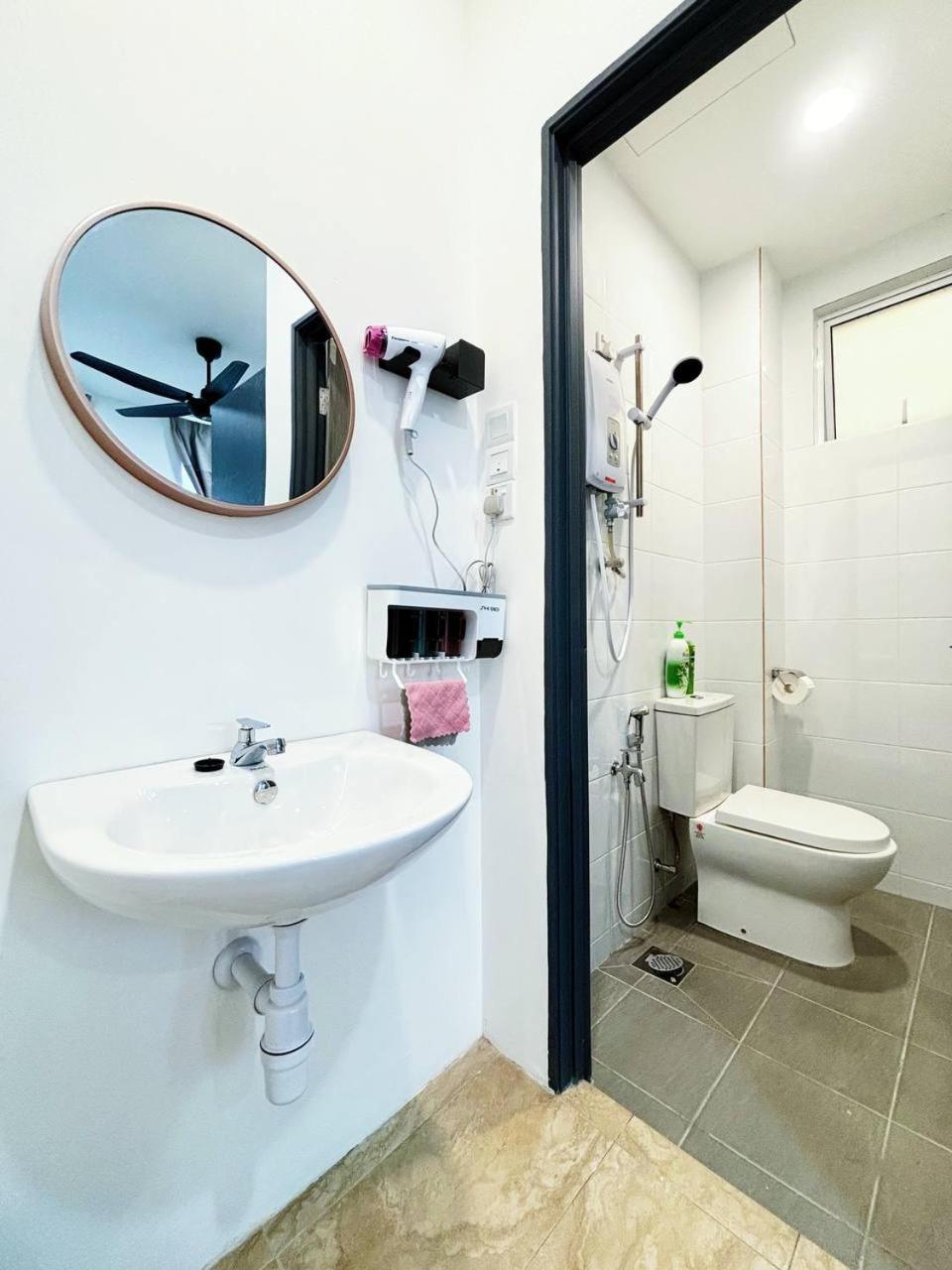 Twin Room with Private Bathroom - Photo 8
