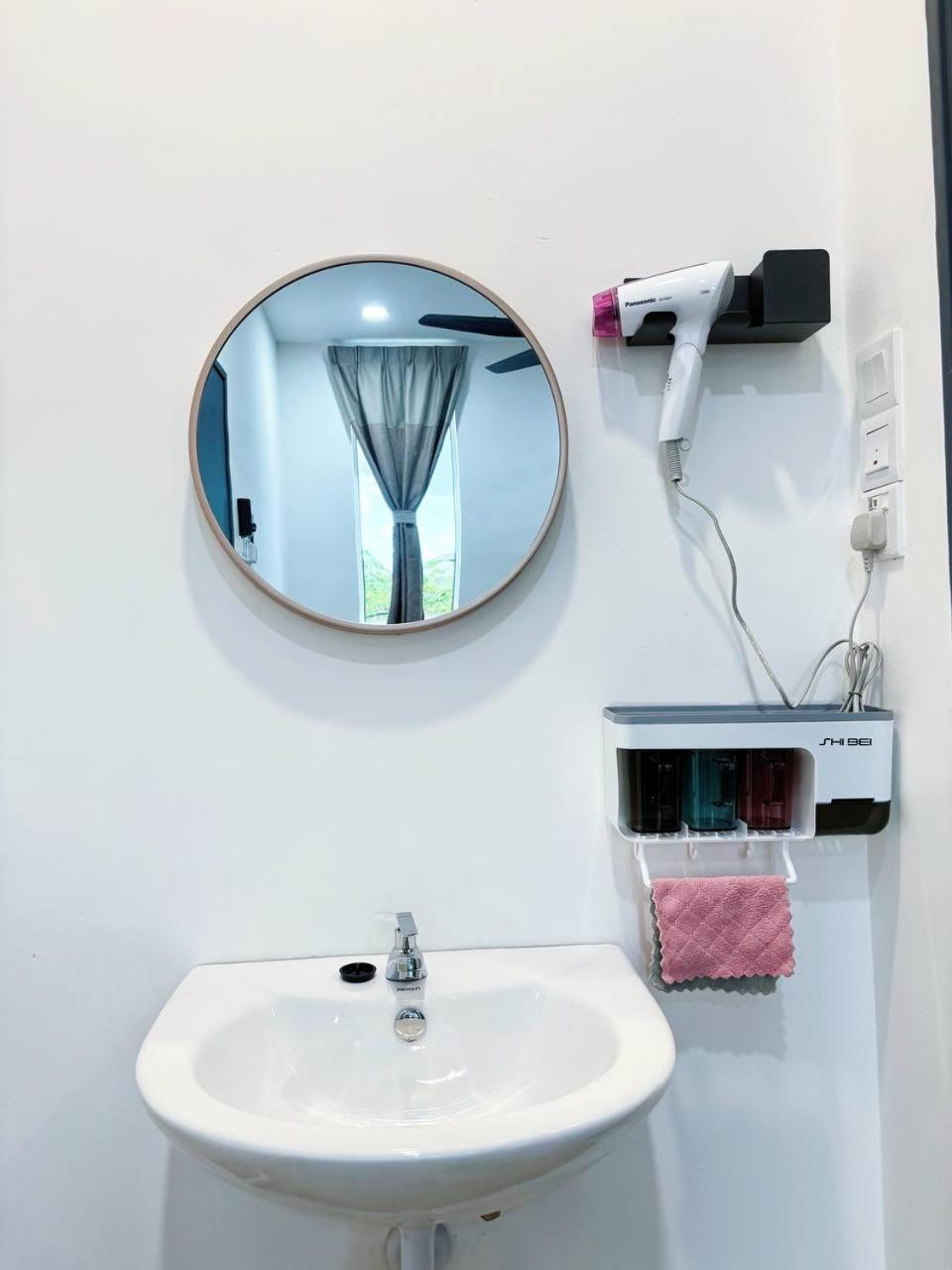 Twin Room with Private Bathroom - Photo 9
