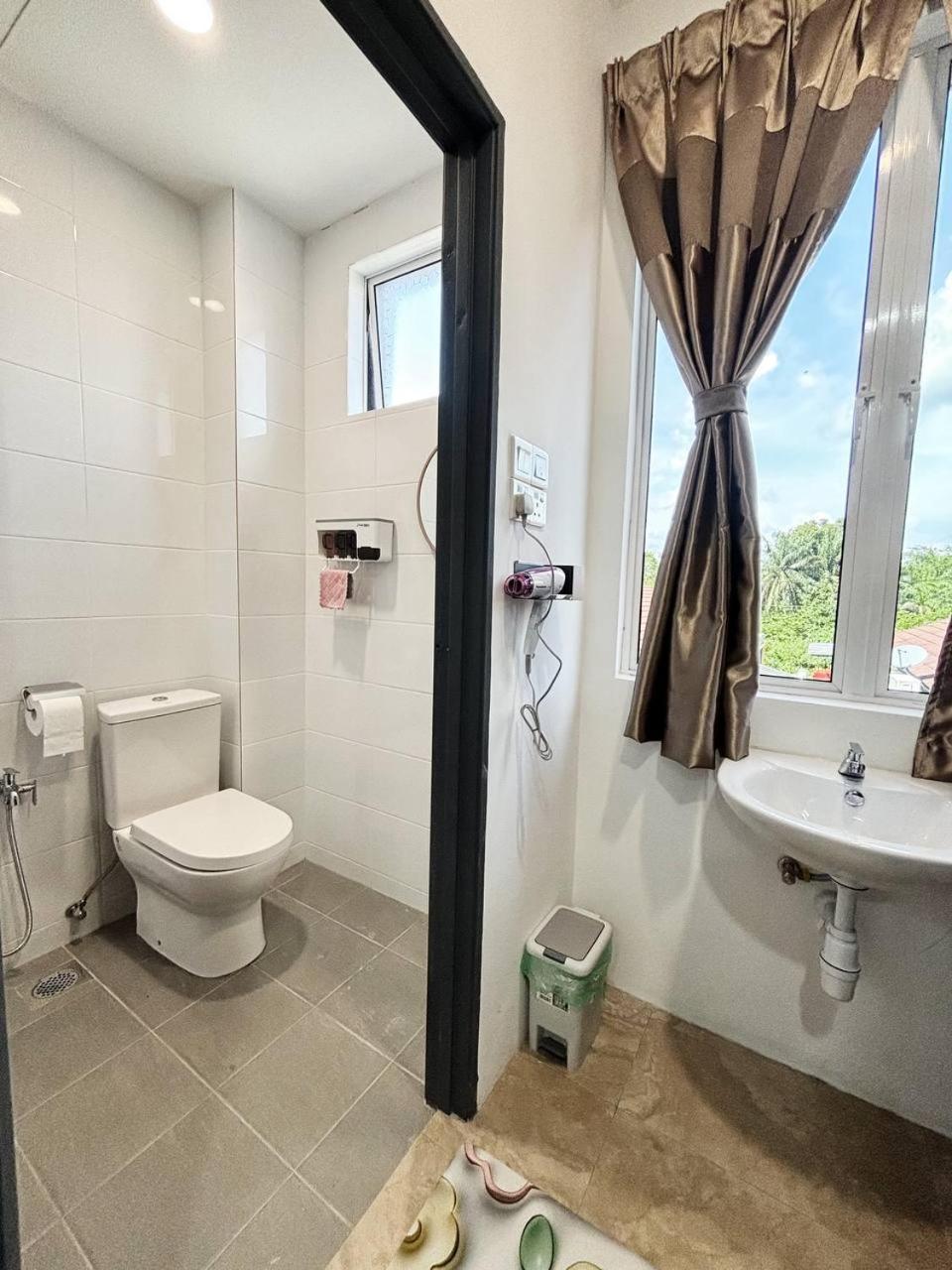 Twin Room with Private Bathroom - Photo 6