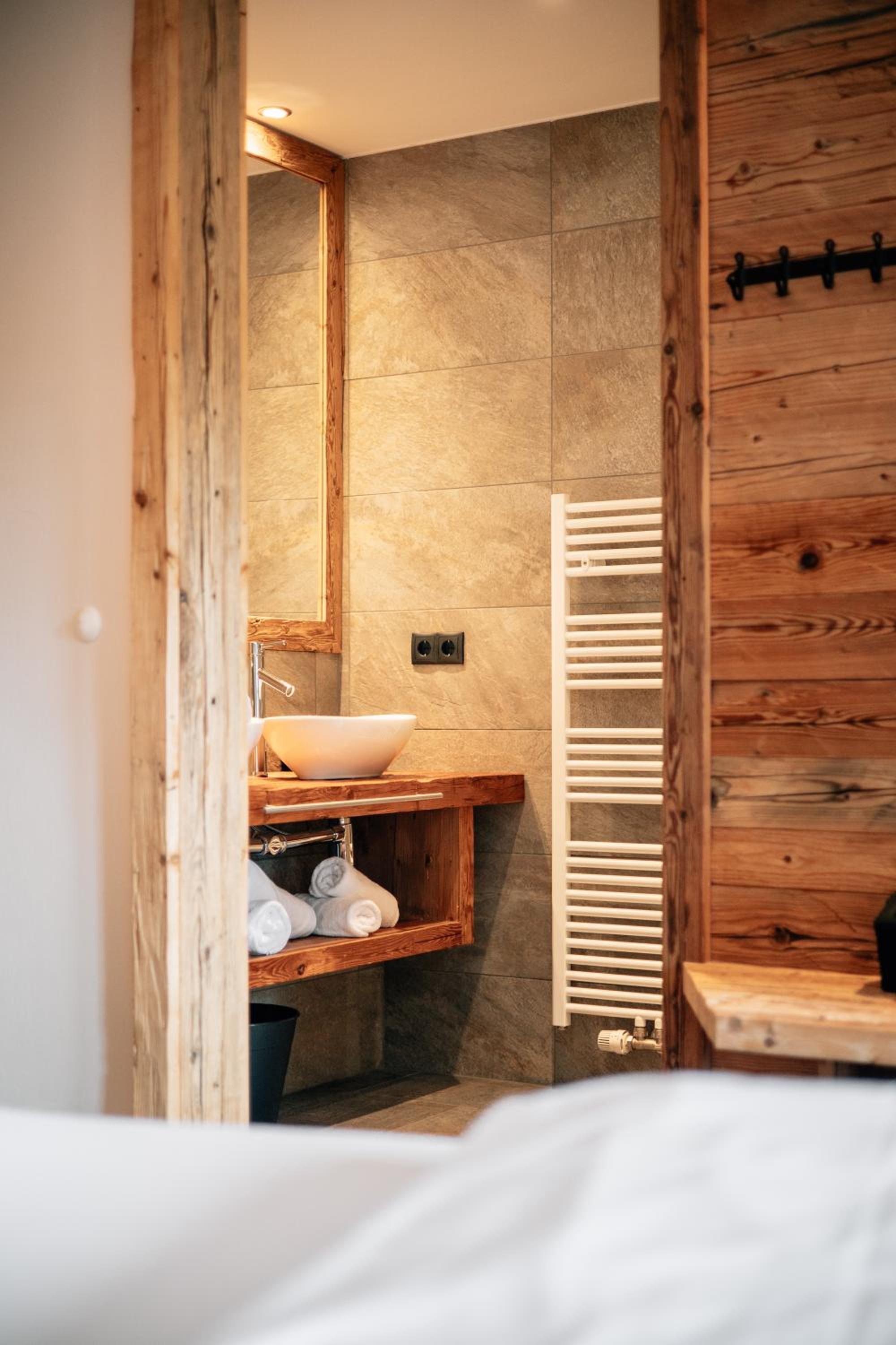 Deluxe Double Room with Bathtub and Balcony photo 3