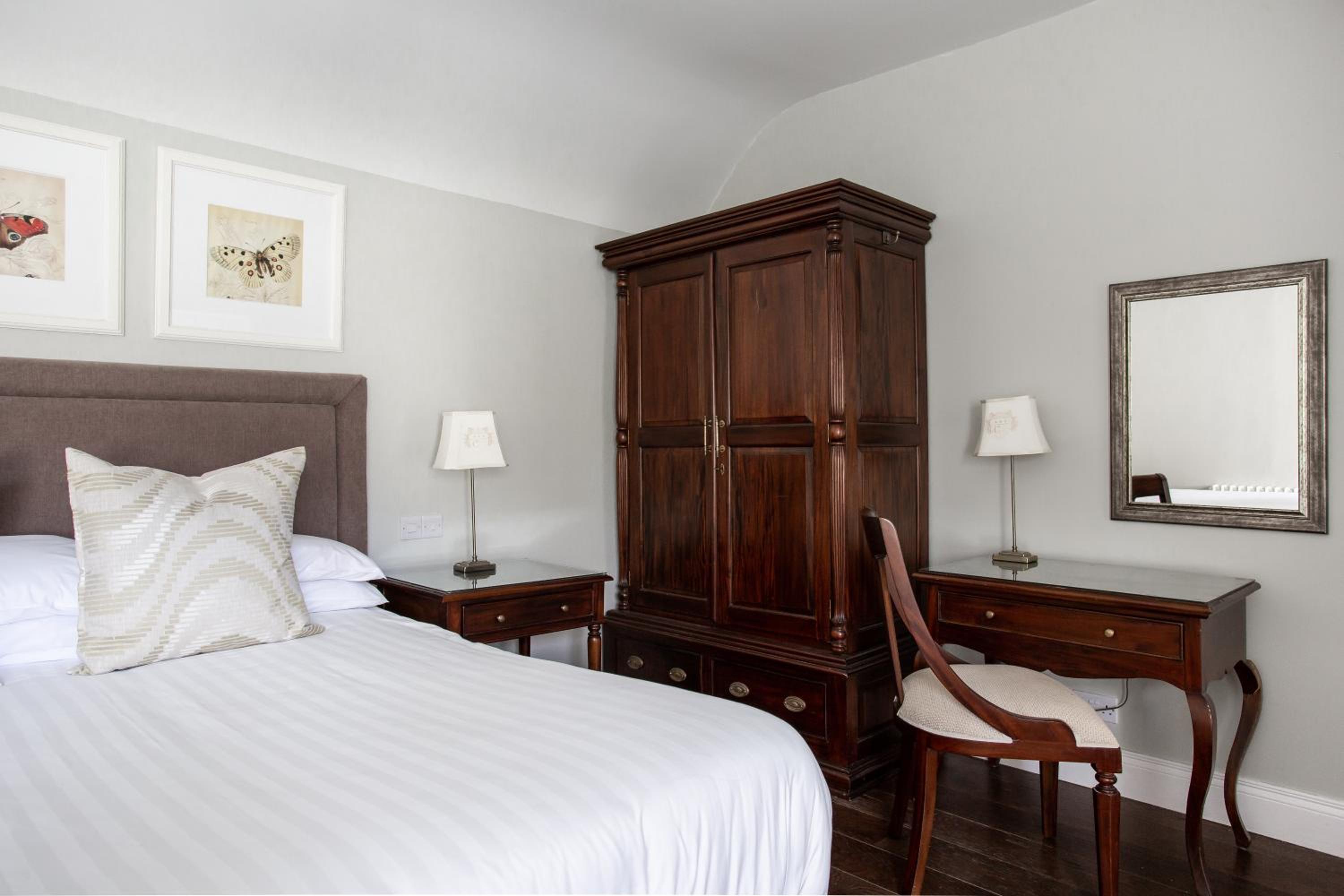 Deluxe Queen Suite photo 2