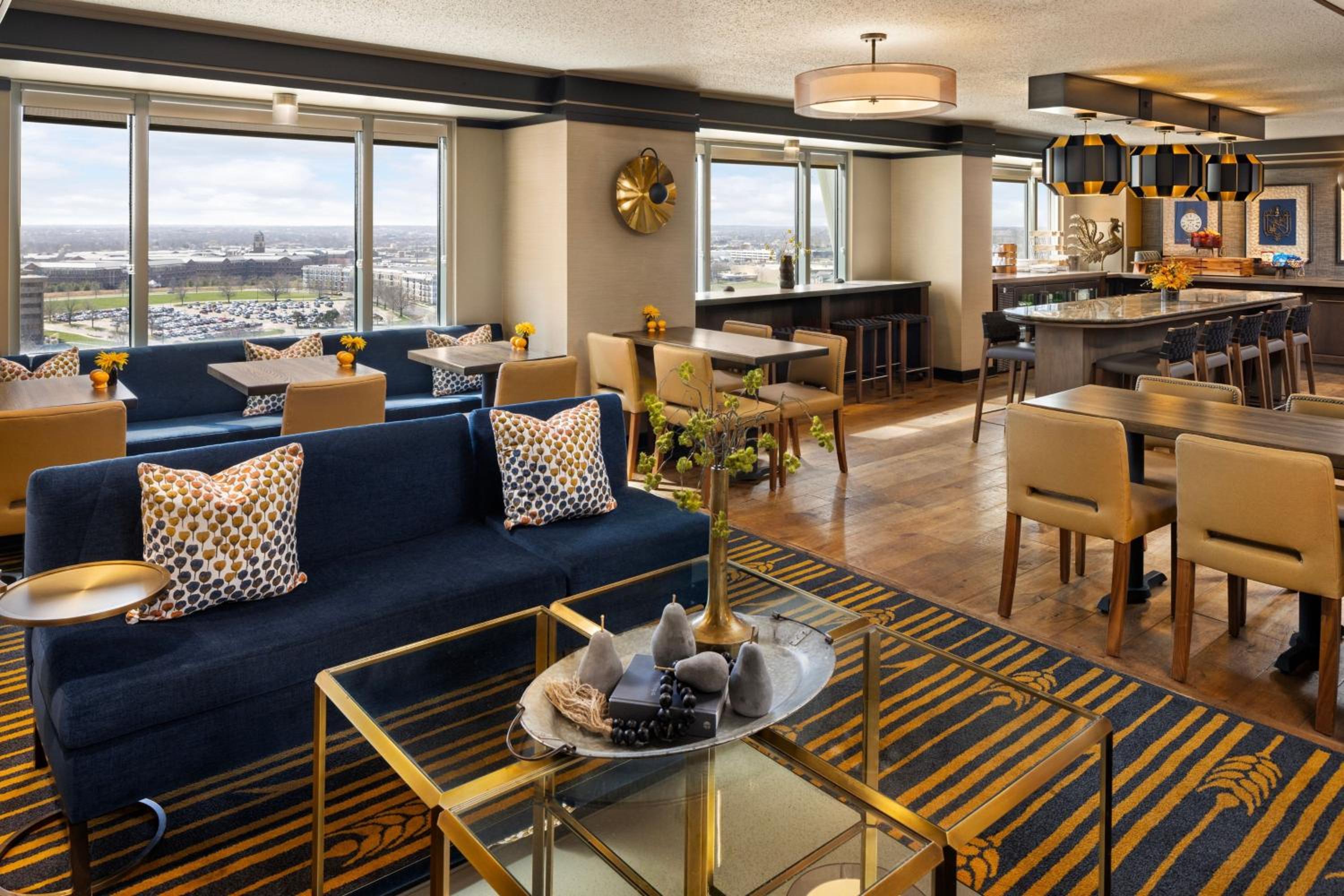 Club level, Guest room, 1 King, High floor - Photo 8