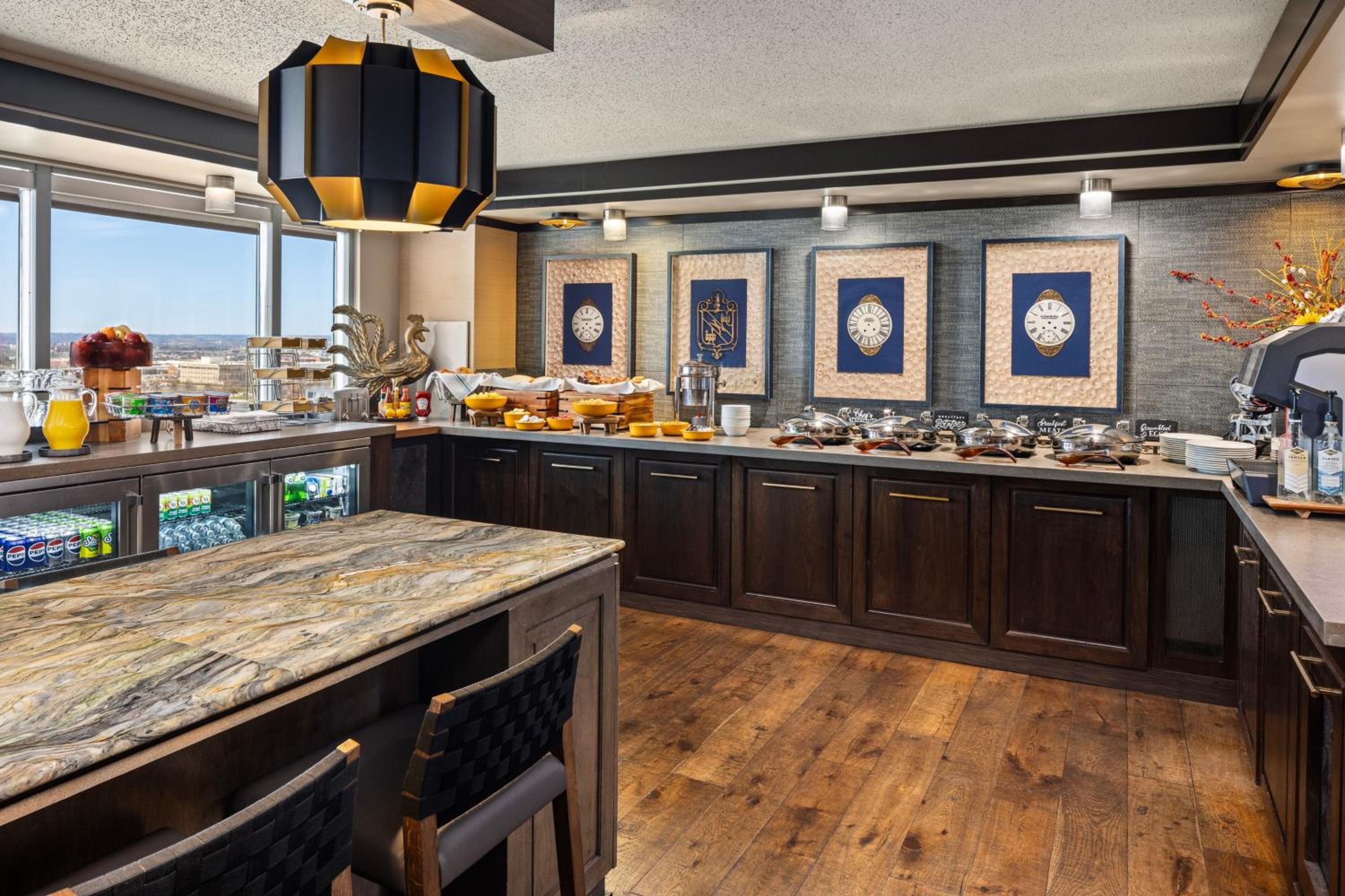 Club level, Guest room, 1 King, High floor - Photo 7