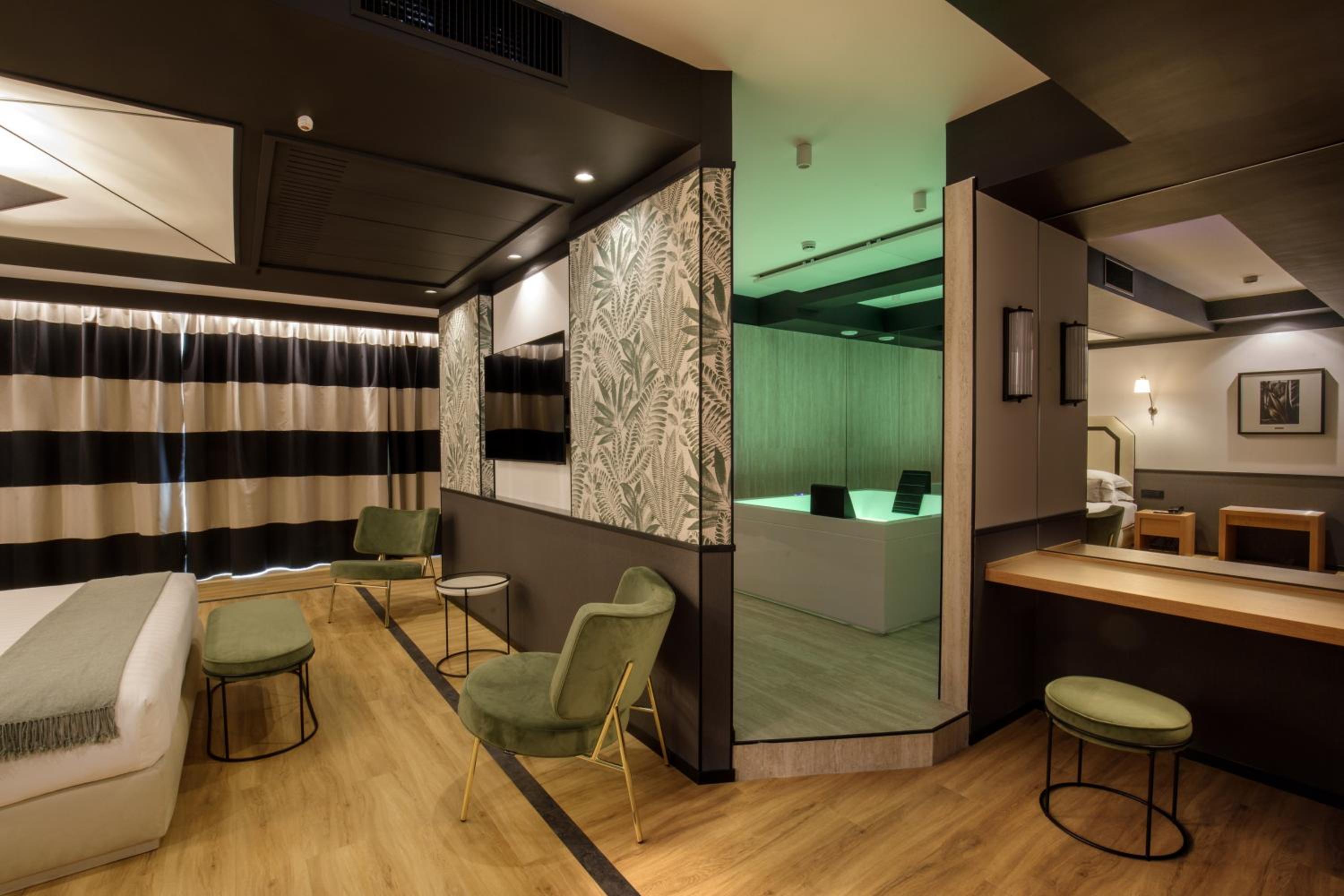 Superior Double Room thumbnail 6