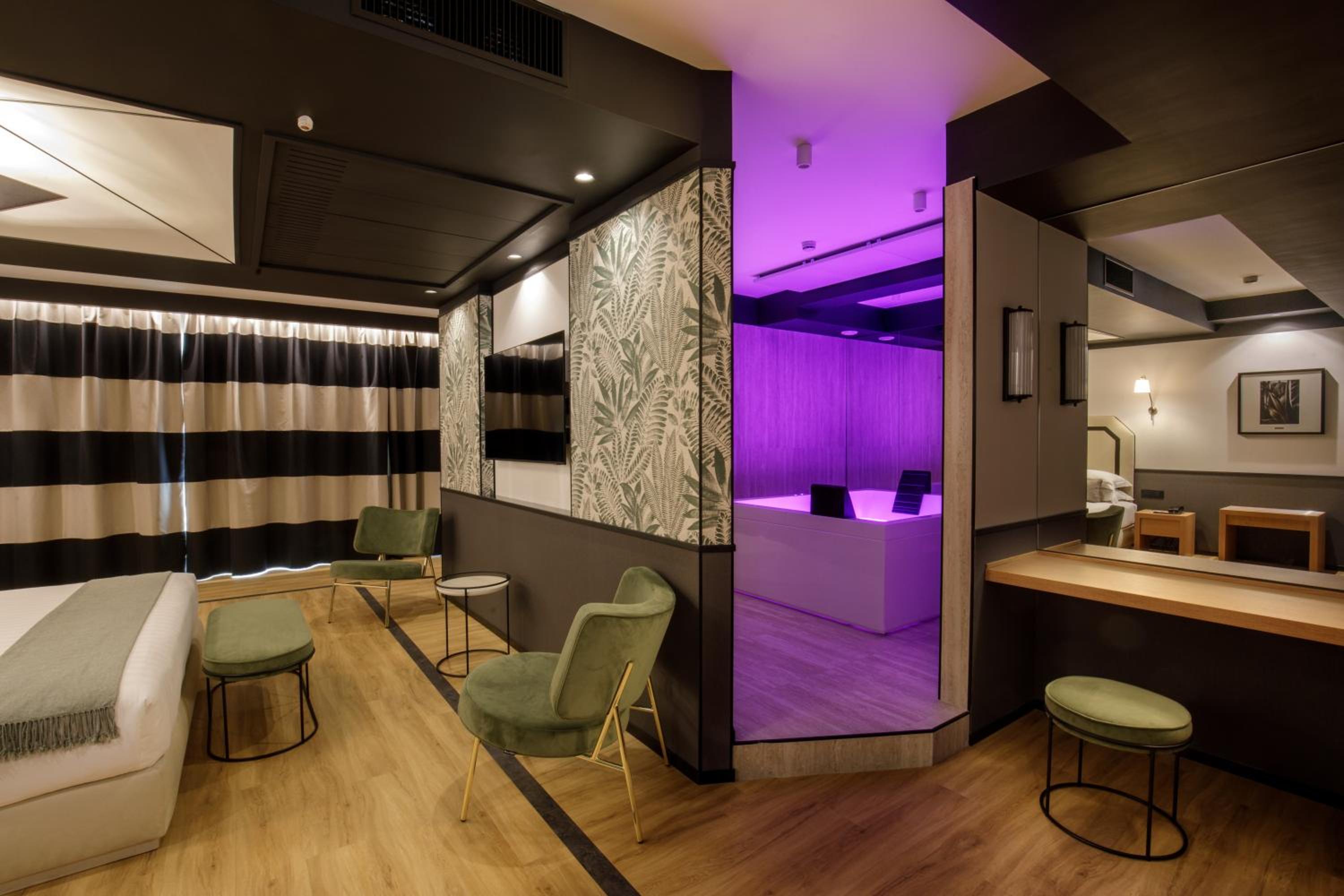 Superior Double Room thumbnail 5