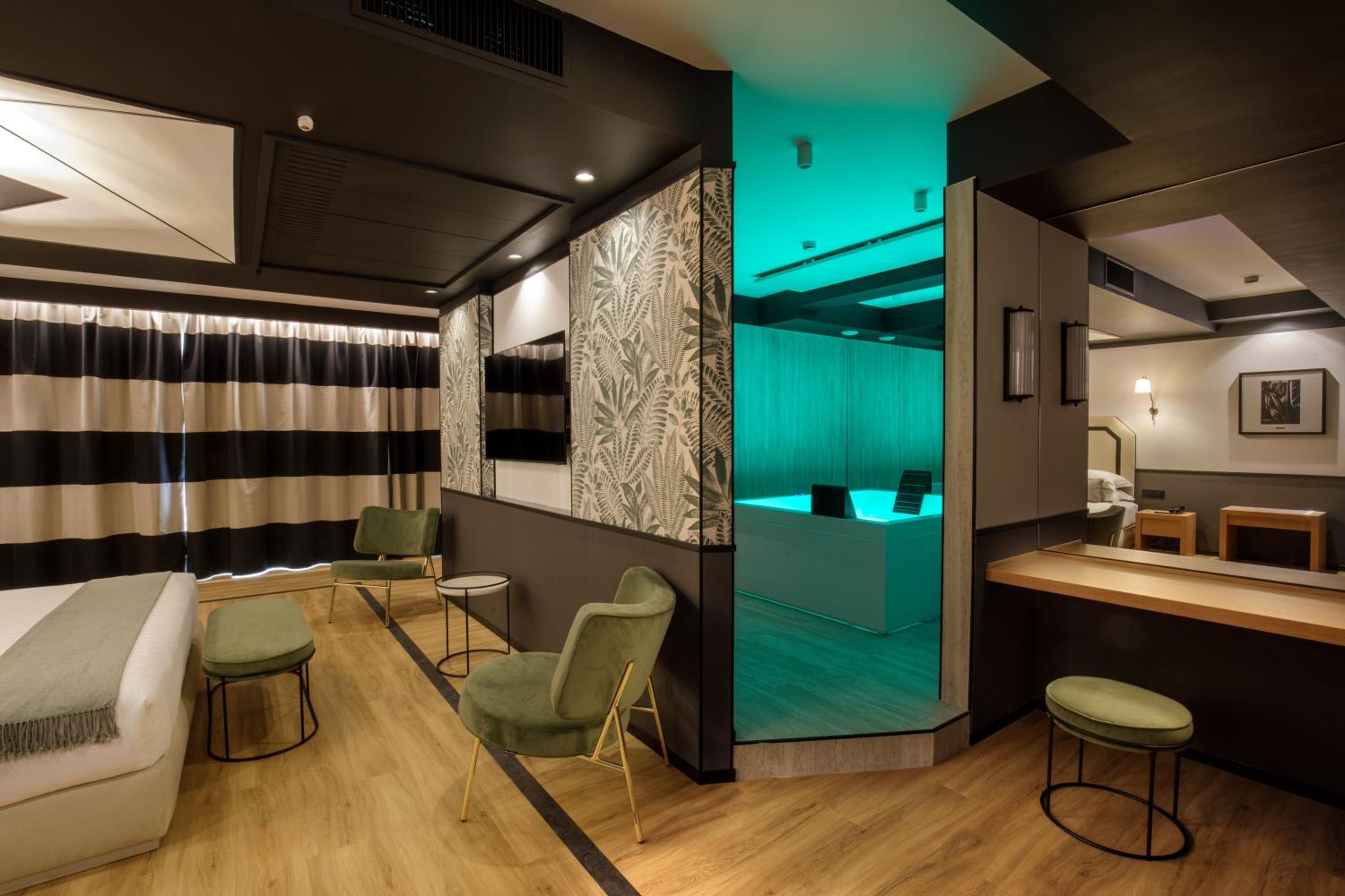 Deluxe Suite With Spa Bath