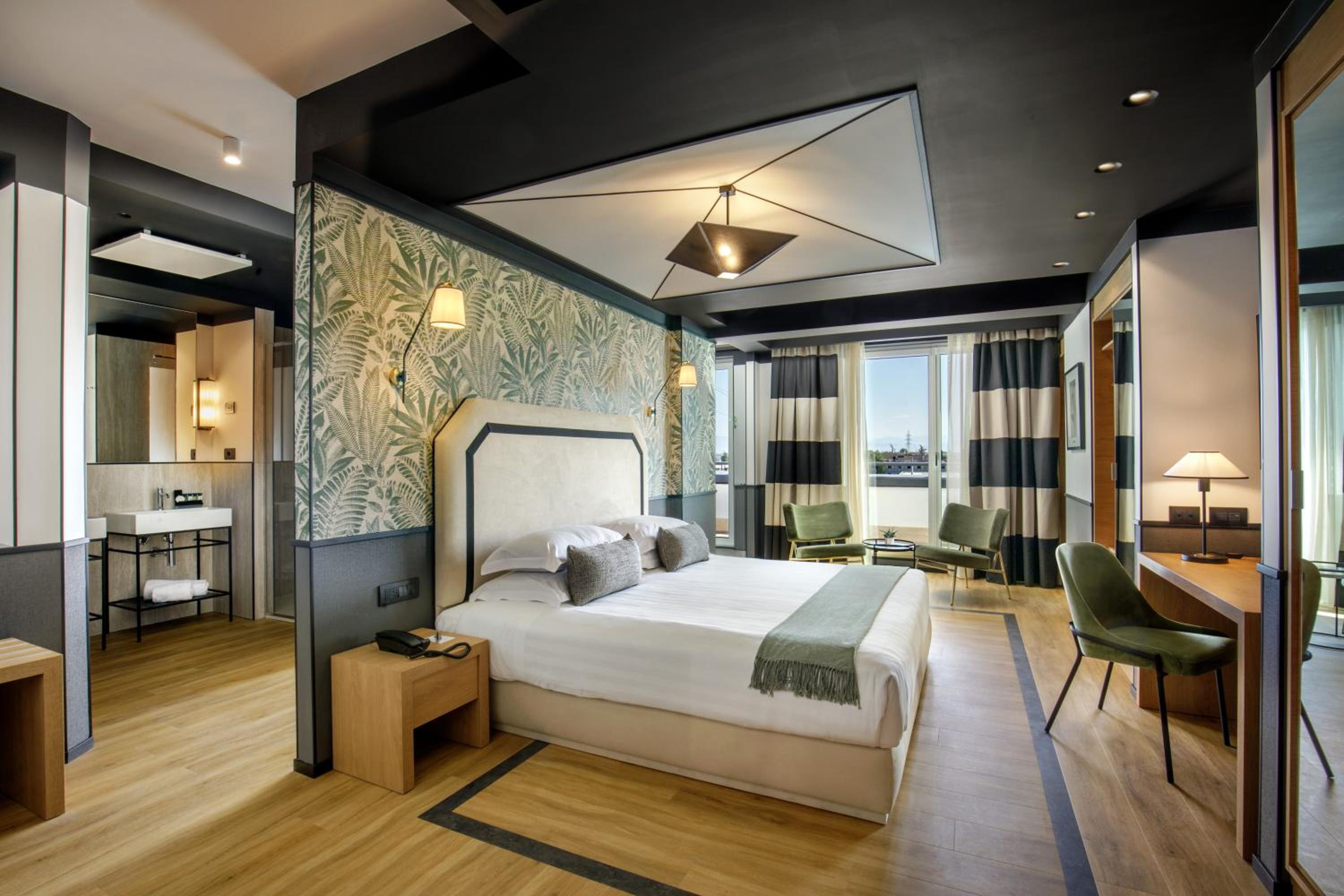 Deluxe Suite With Spa Bath