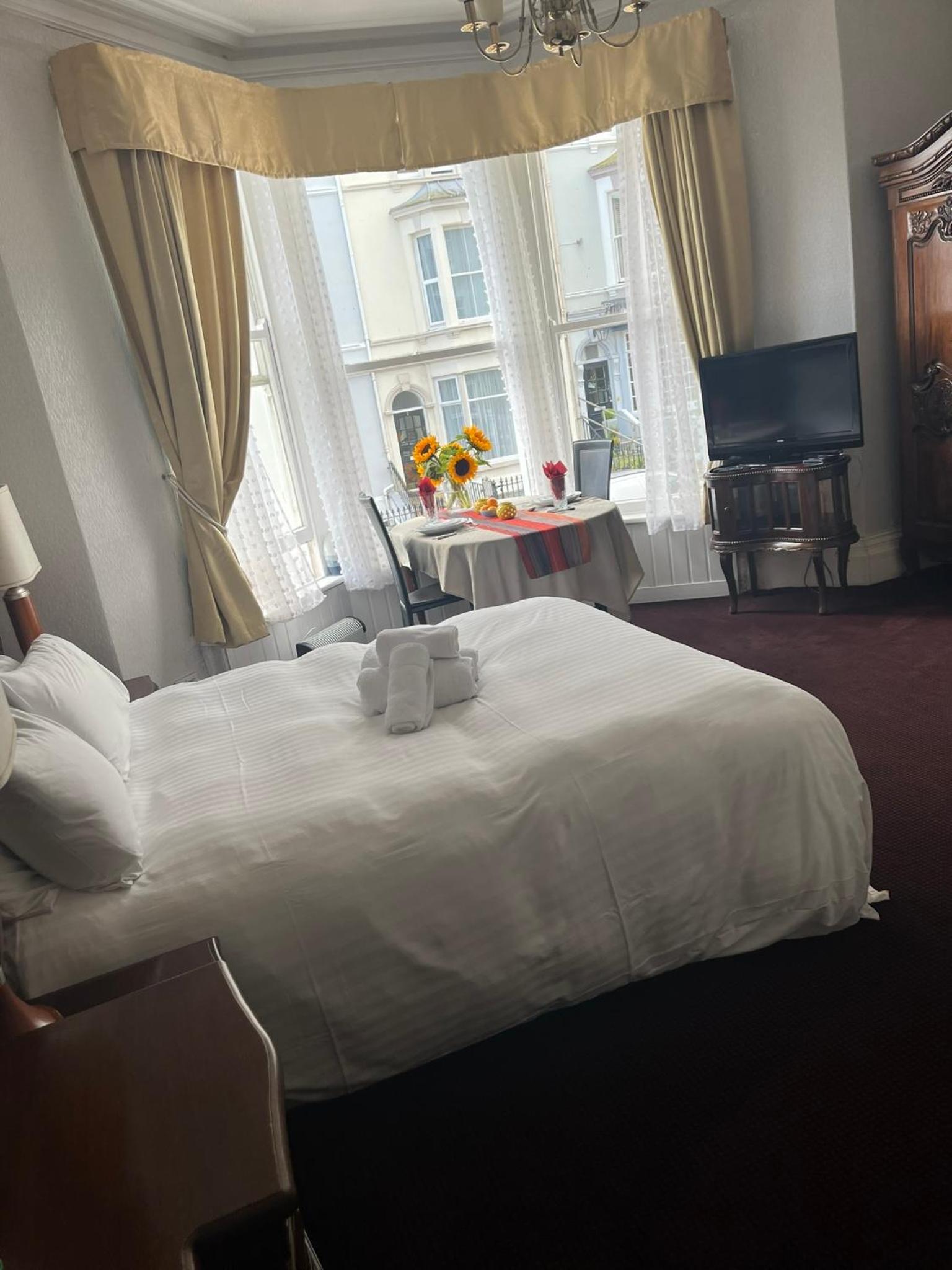 Luxury King-Size Bedroom (Front) - Photo 9