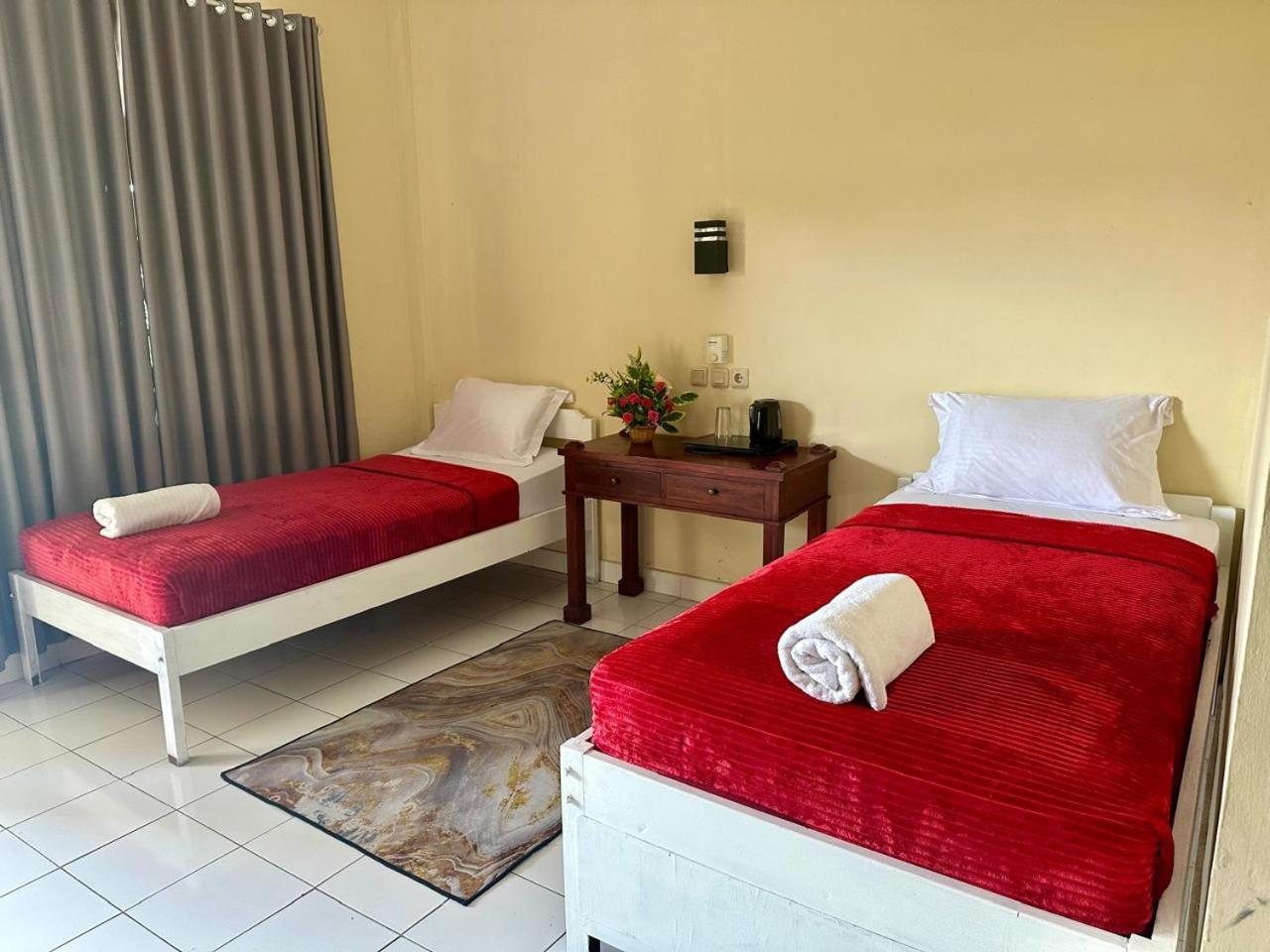 Twin Room with Pool View - Photo 4