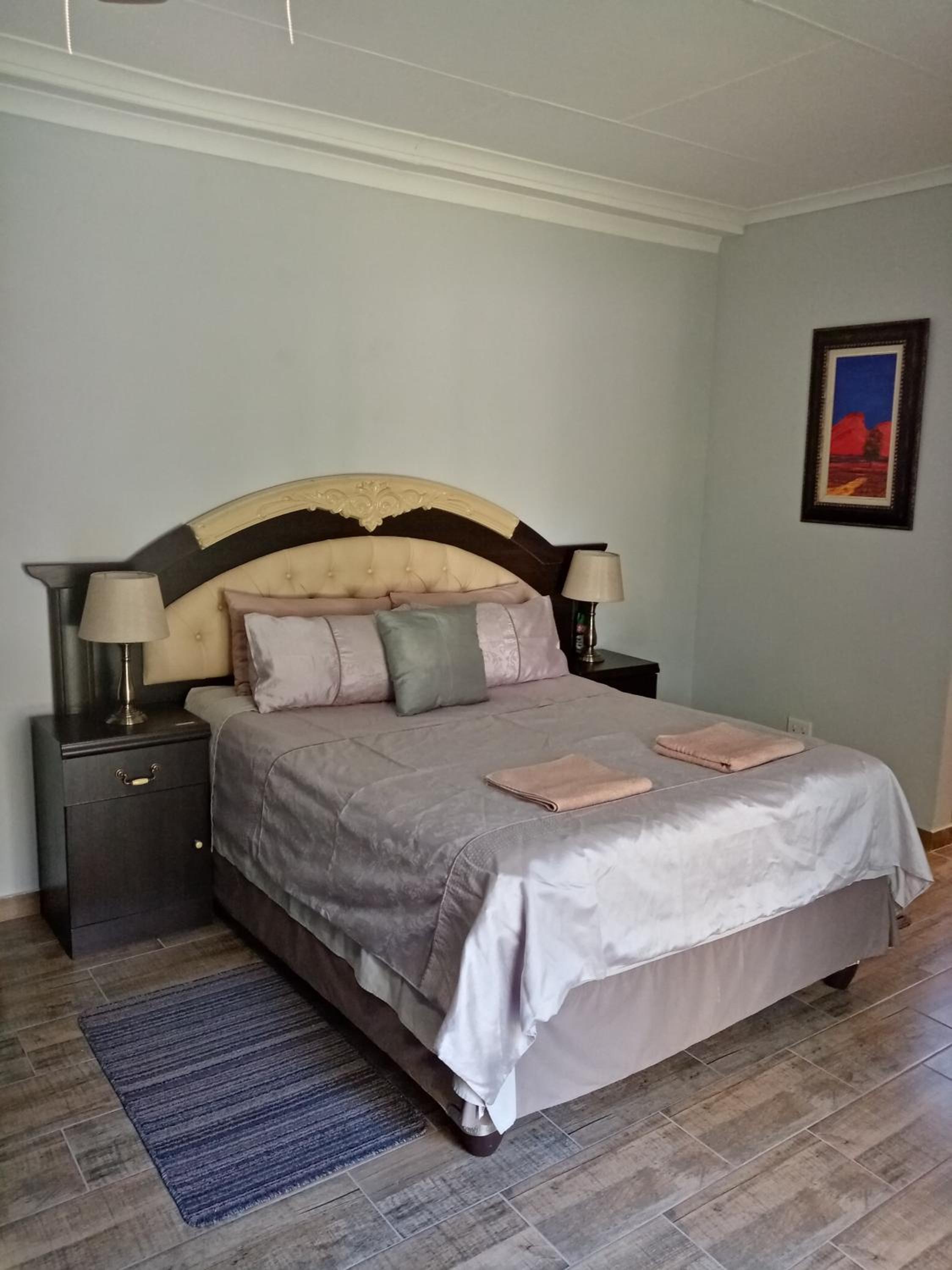 Queen Room with Pool View photo 3