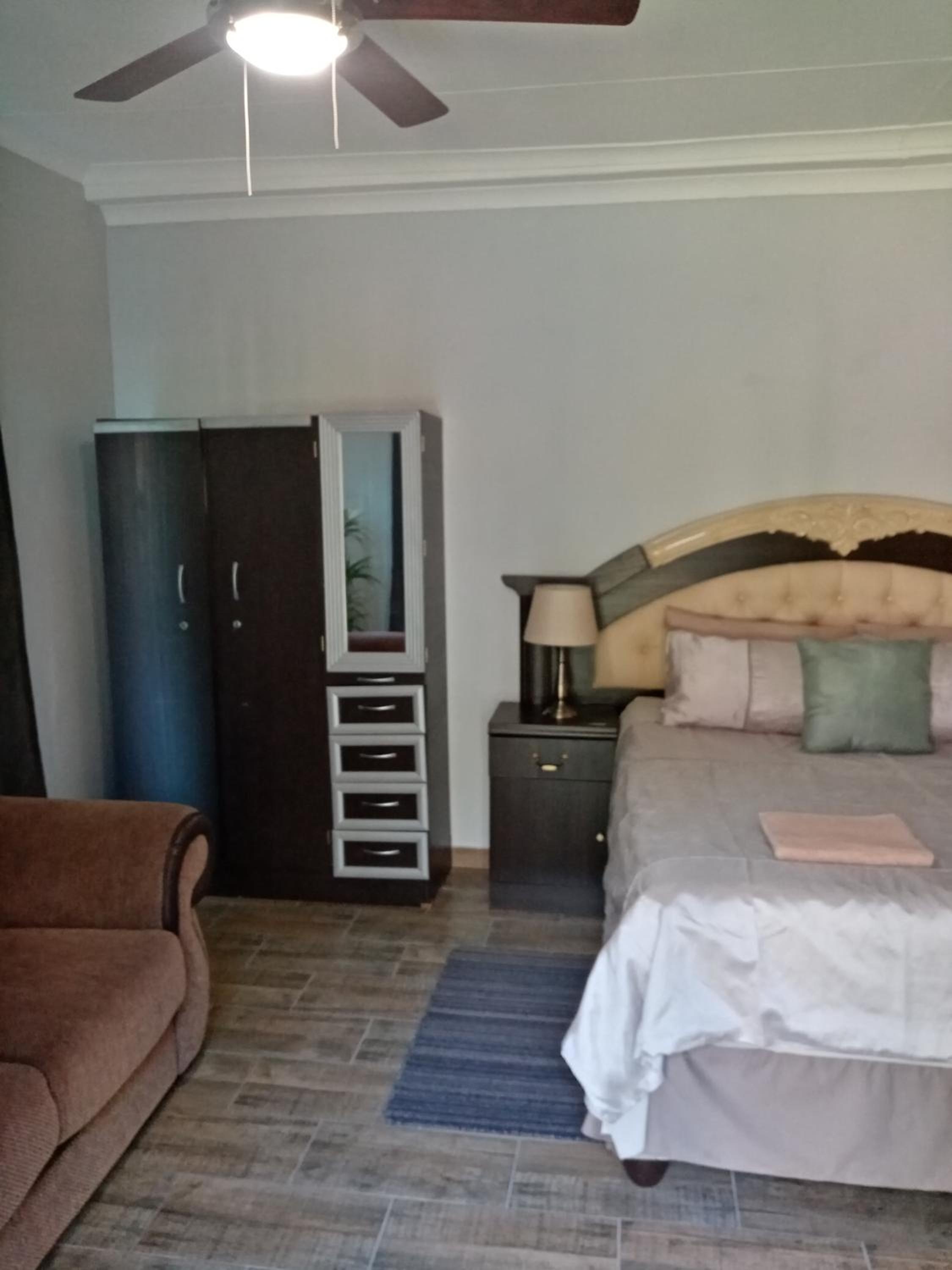 Queen Room with Pool View photo 2
