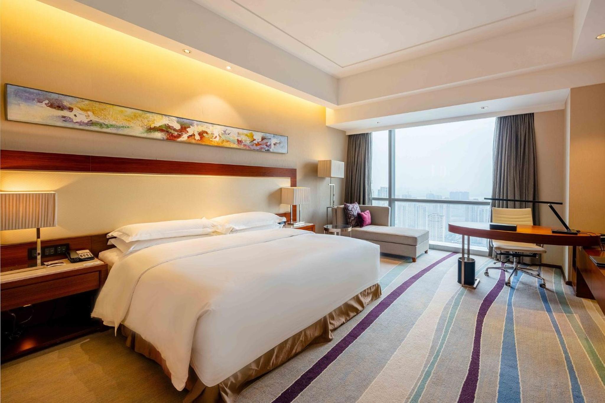 Standard King Room with City View - Lounge Access photo 3